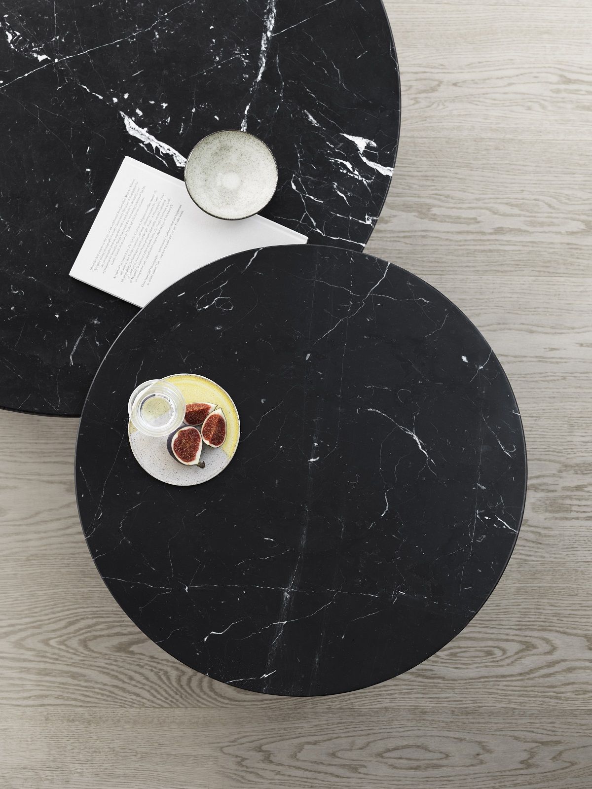 Draufsicht: Vipp Couchtisch Ø60 mit schwarzer Marmorplatte, stilvolles Wohnzimmer-Möbel.