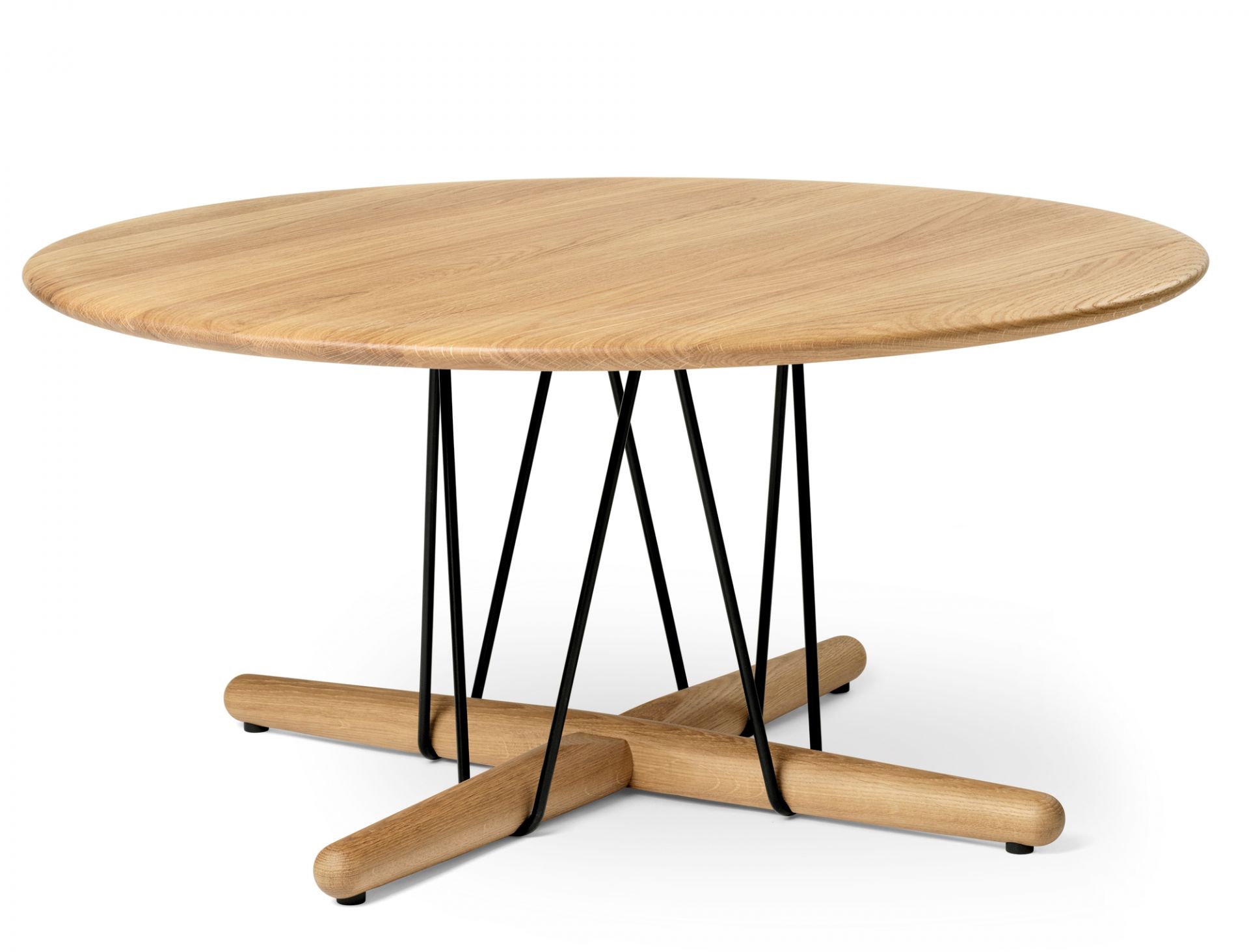 Embrace Lounge Table von Carl Hansen & Søn: Runder Tisch aus Eiche mit Stahlgestell.
