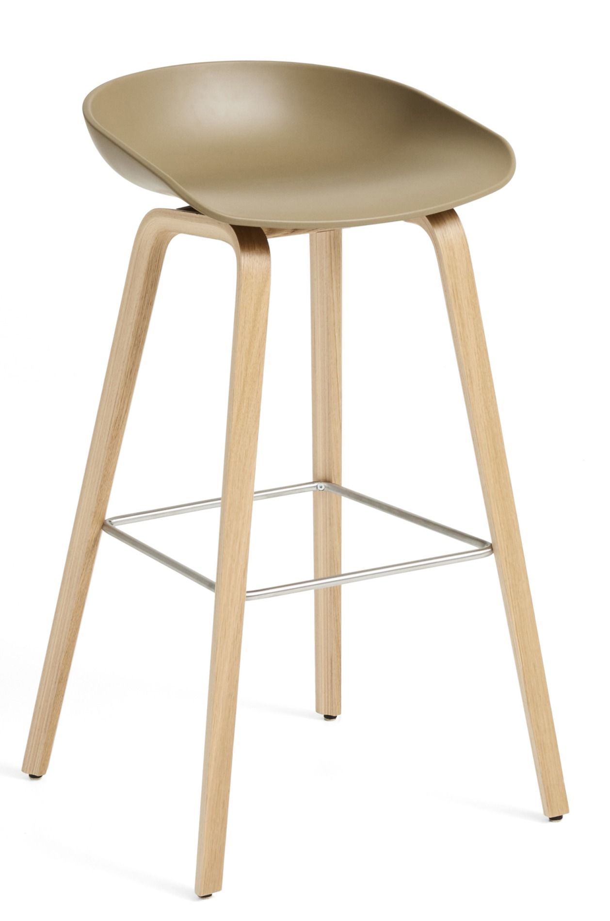 Hay AAS32 Barhocker in Khaki mit Holzbeinen und Fußstütze aus Stahl, Ansicht von vorne.