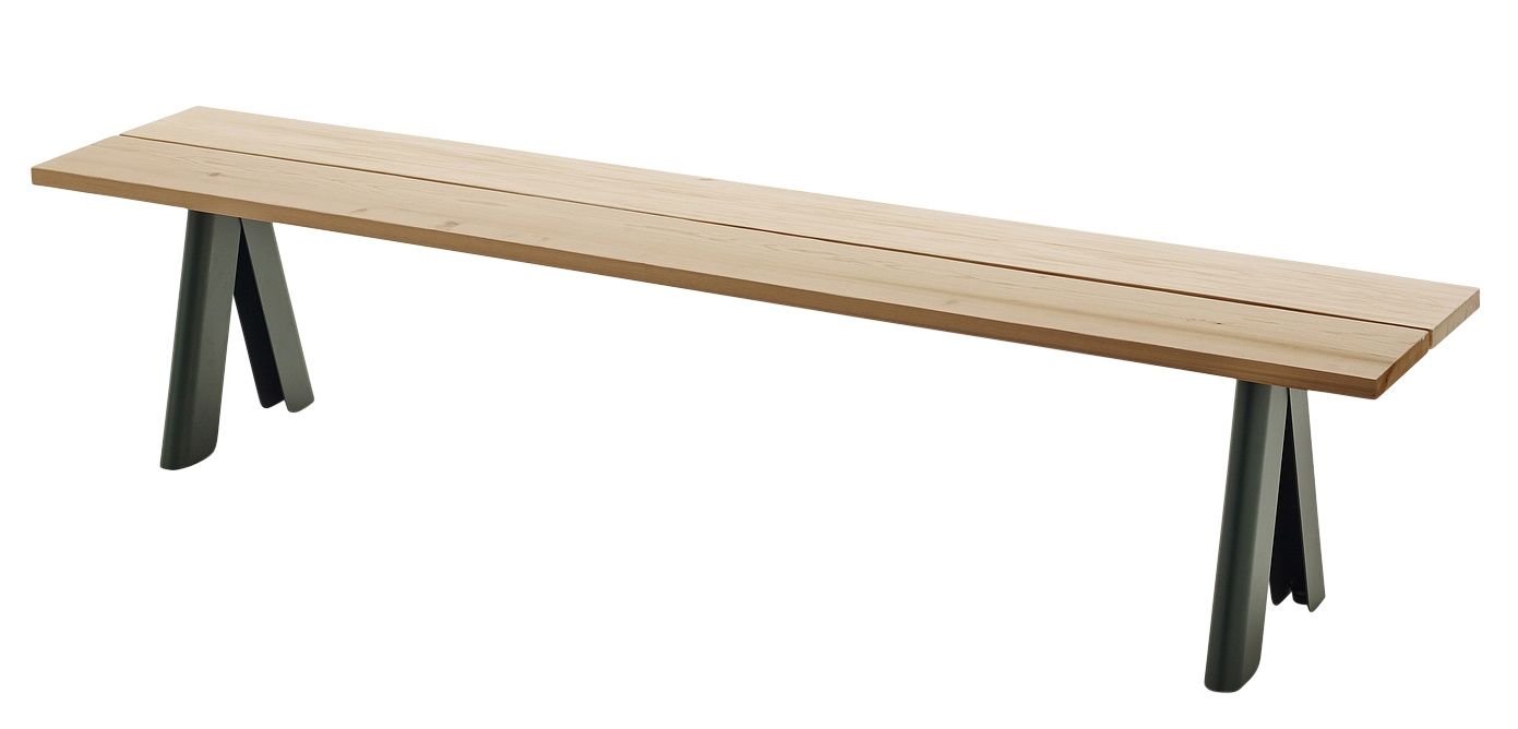 Overlap Bank von Skagerak: Outdoor Sitzbank aus Holz mit huntergrünen Beinen.