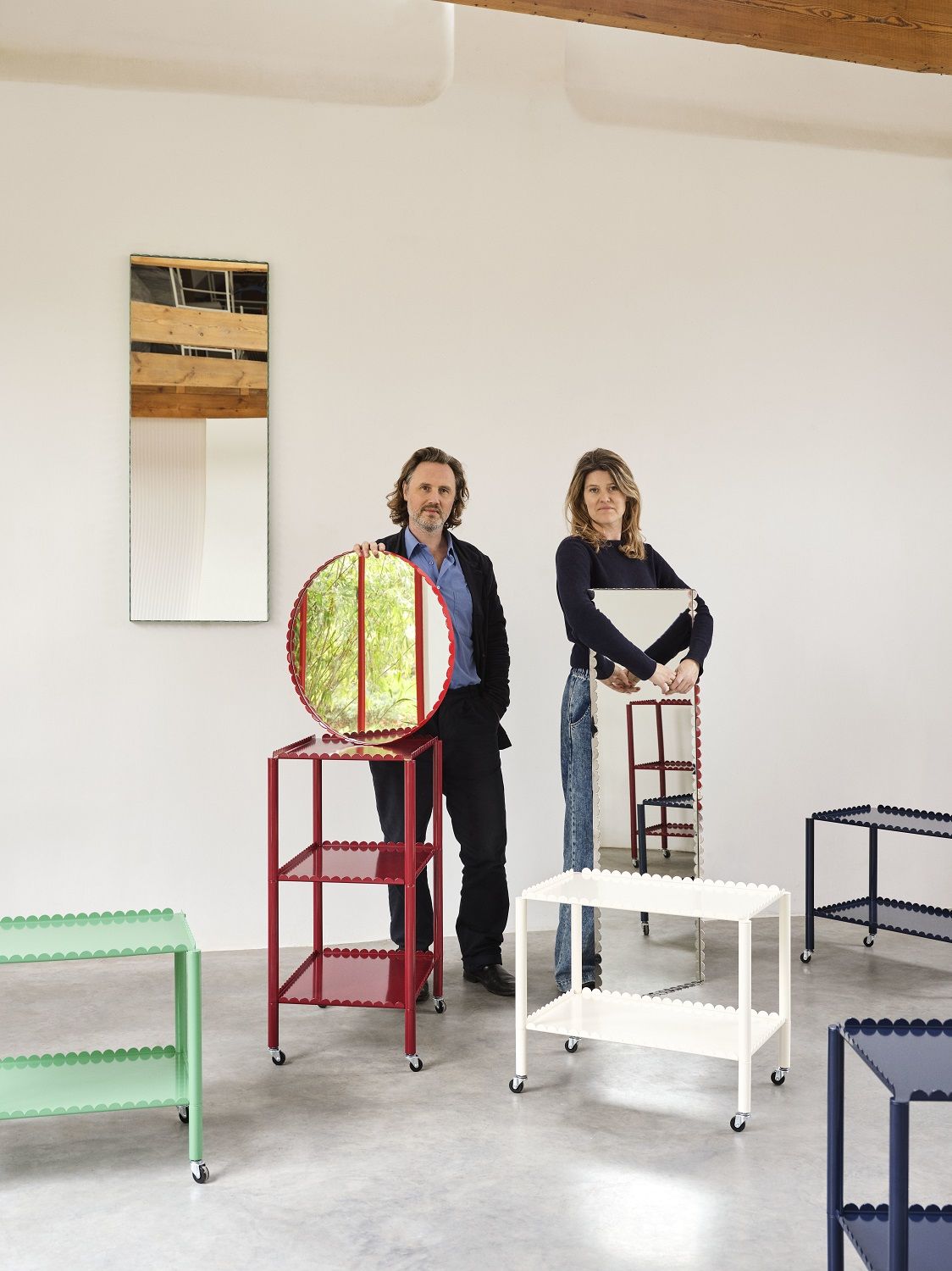 Rechteckiger Arcs Spiegel von Hay, Edelstahlrahmen, modernes Design für stilvolle Wanddekoration im Wohnraum.