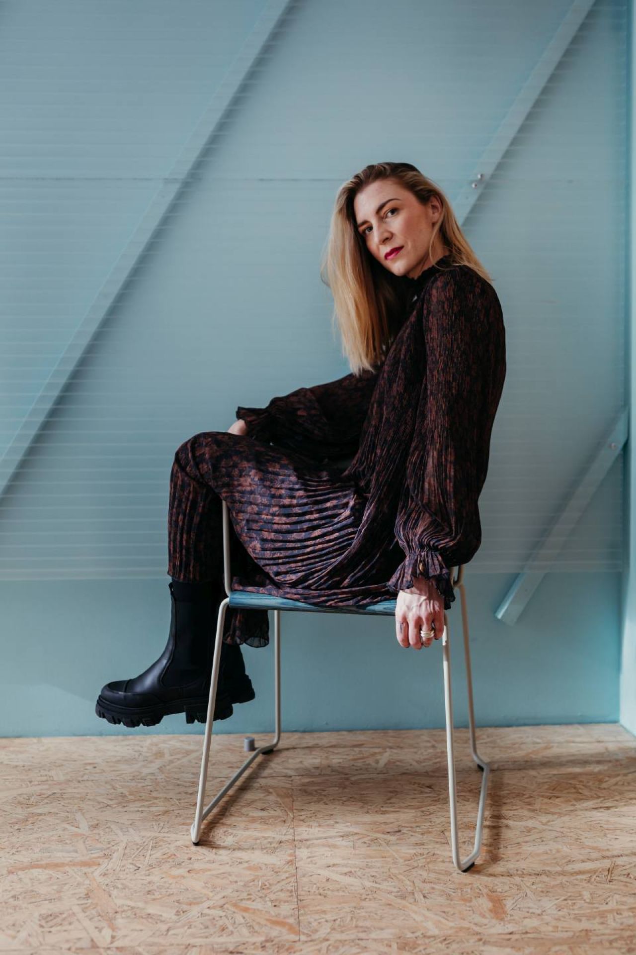 Weißer D:006 Stuhl von Fuchs & Habicht mit Armlehnen, modernes Design für Esszimmer und Wohnbereich.