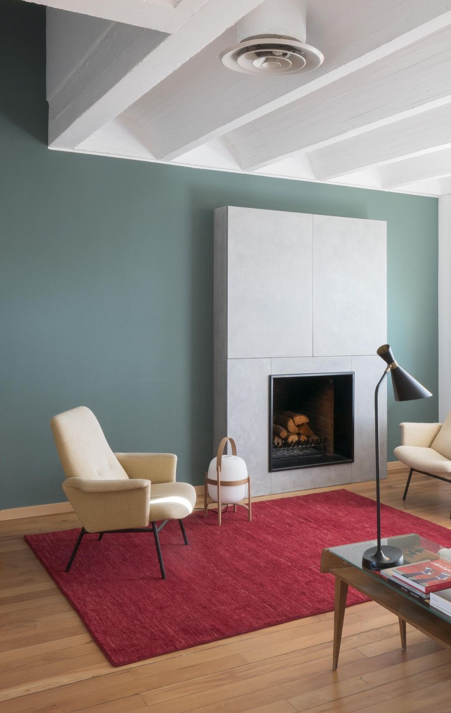 Persian Colors Teppich in Charcoal von Nanimarquina, 250x350cm, in modernem Wohnzimmer mit Kamin.