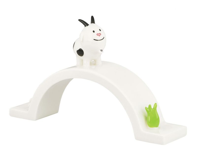Happy Eternity Baby Brücke von Alessi: Porzellanfigur mit Kuh auf einer weißen Brücke.
