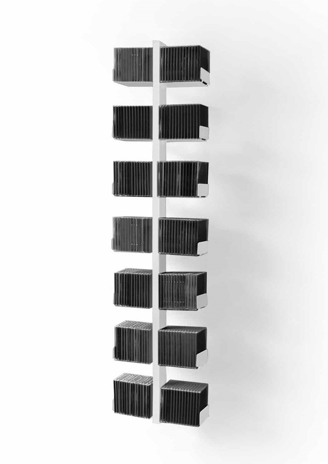 CD-Baum Wandregal: Weißes Regal mit CDs und DVDs zur Wandmontage. Praktische Aufbewahrung.