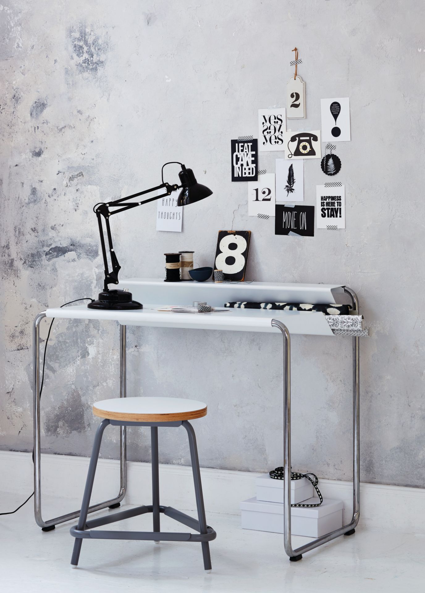 Weißer PS07 Sekretär von Müller Möbelfabrikation mit verchromtem Gestell und schwarzer Schreibtischlampe. Design Schreibtisch für Büro und Zuhause.