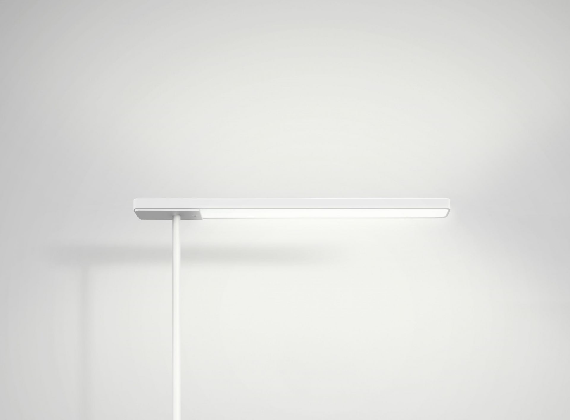 Weiße Slice² Tischleuchte von Serien Lighting mit USM Haller Adapter, minimalistisches Design.