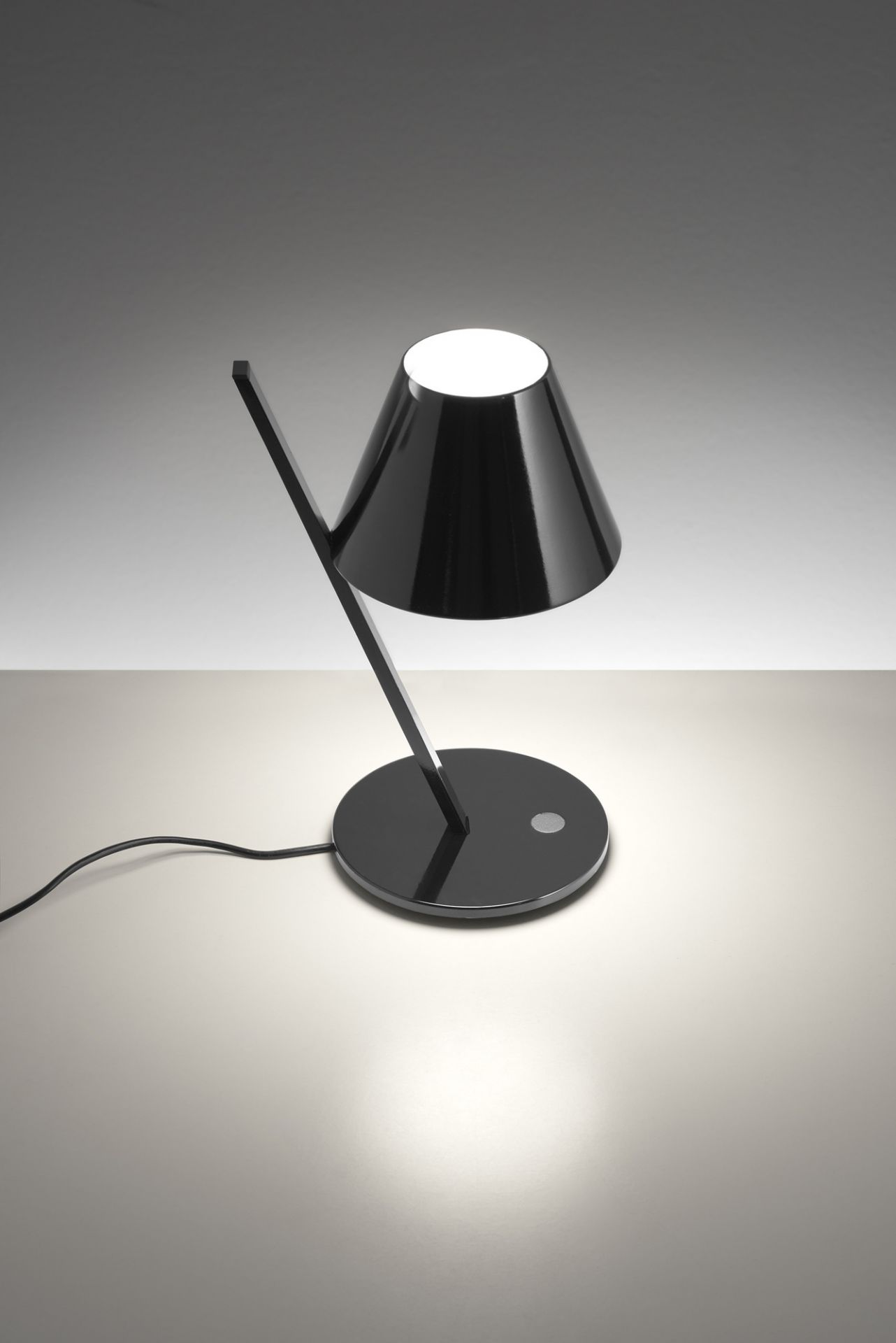 Schwarze La Petite Tischleuchte von Artemide: Moderne Lampe mit Kegelform und minimalistischem Design.