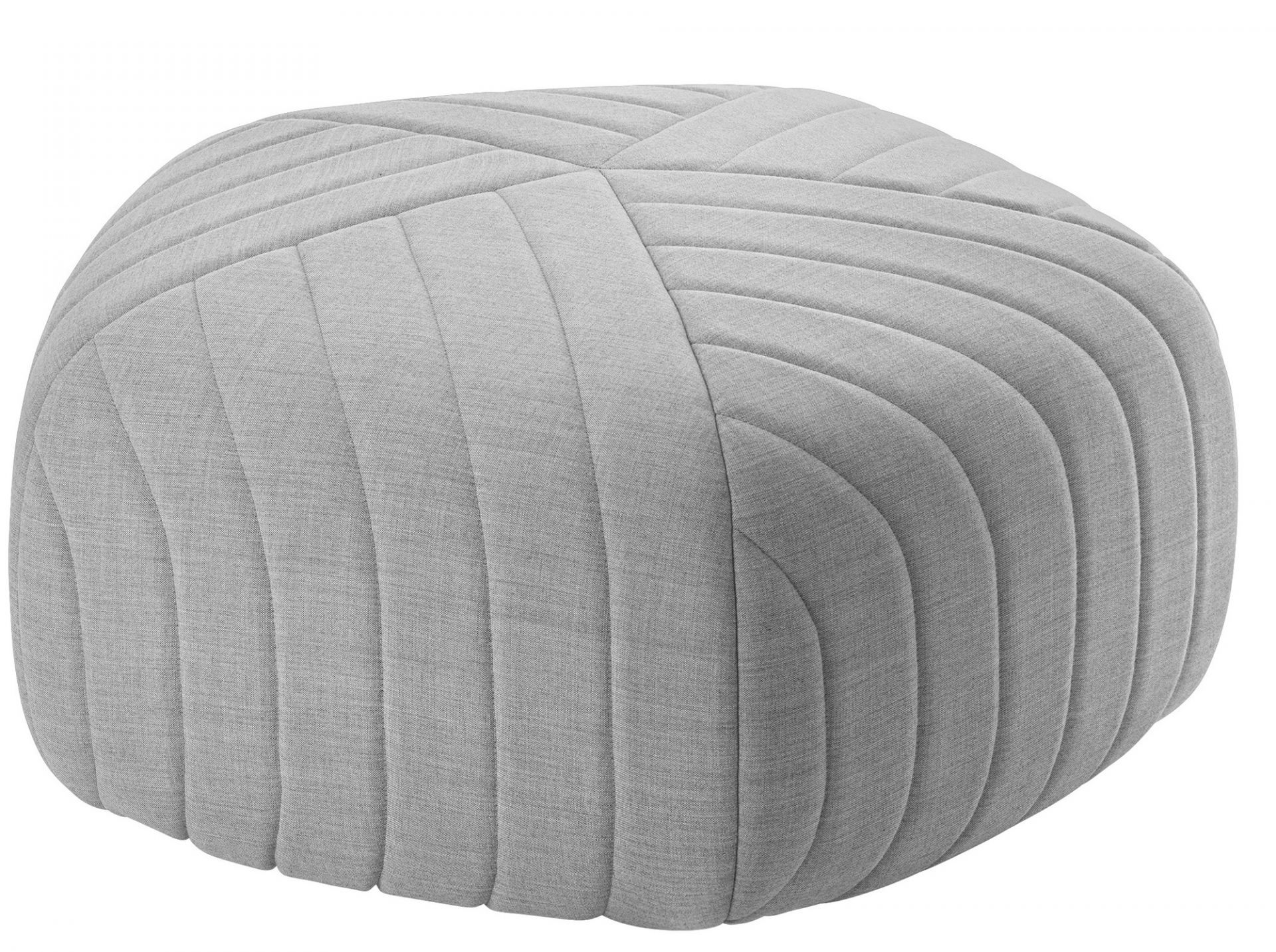 Grauer Muuto Five Pouf Sitzhocker, großes Bodenkissen mit gestepptem Stoffbezug für Wohnzimmer.
