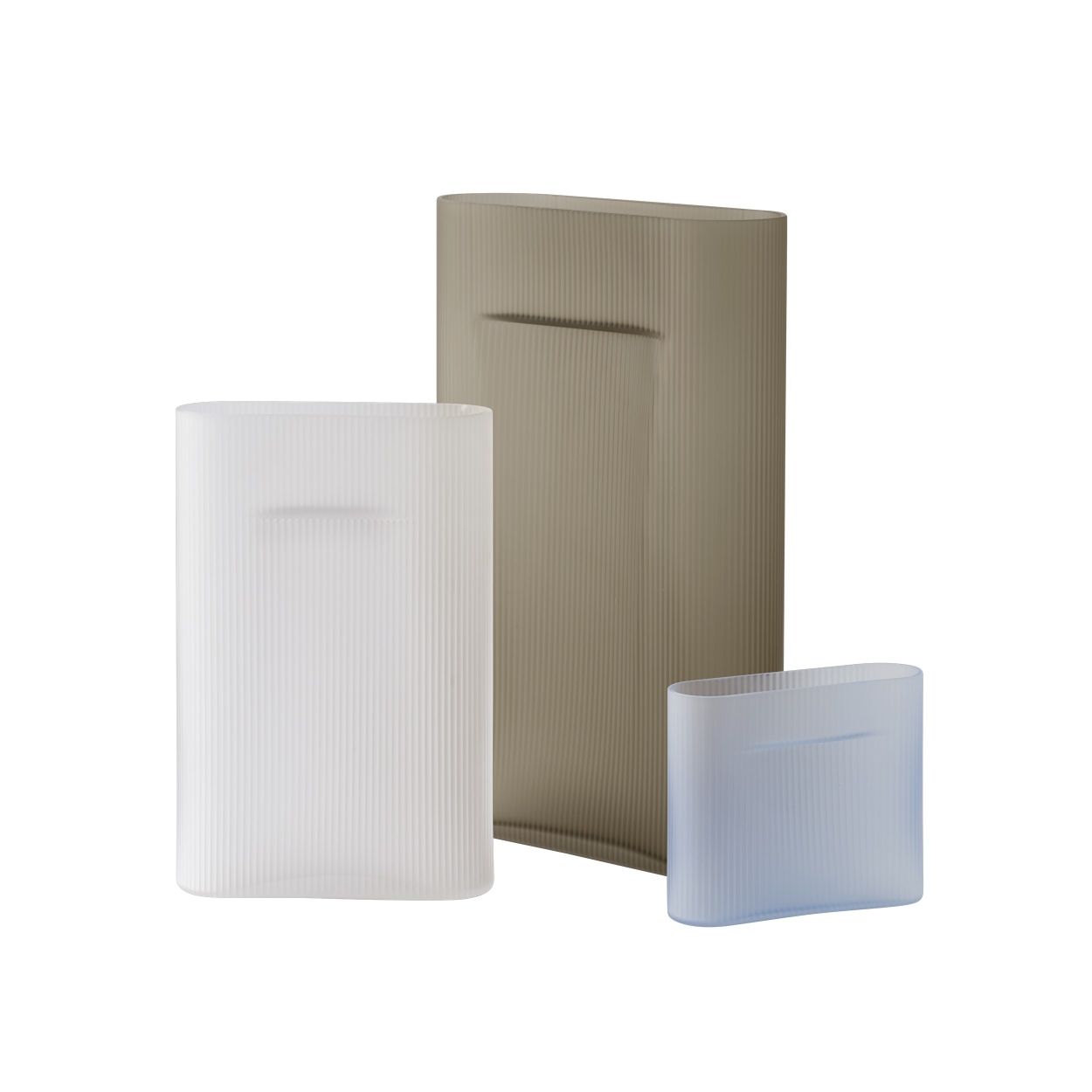 Drei gerippte Vasen: Milchglas, Beige und die Ridge Vase in Hellblau. Dekorative Glasvasen.