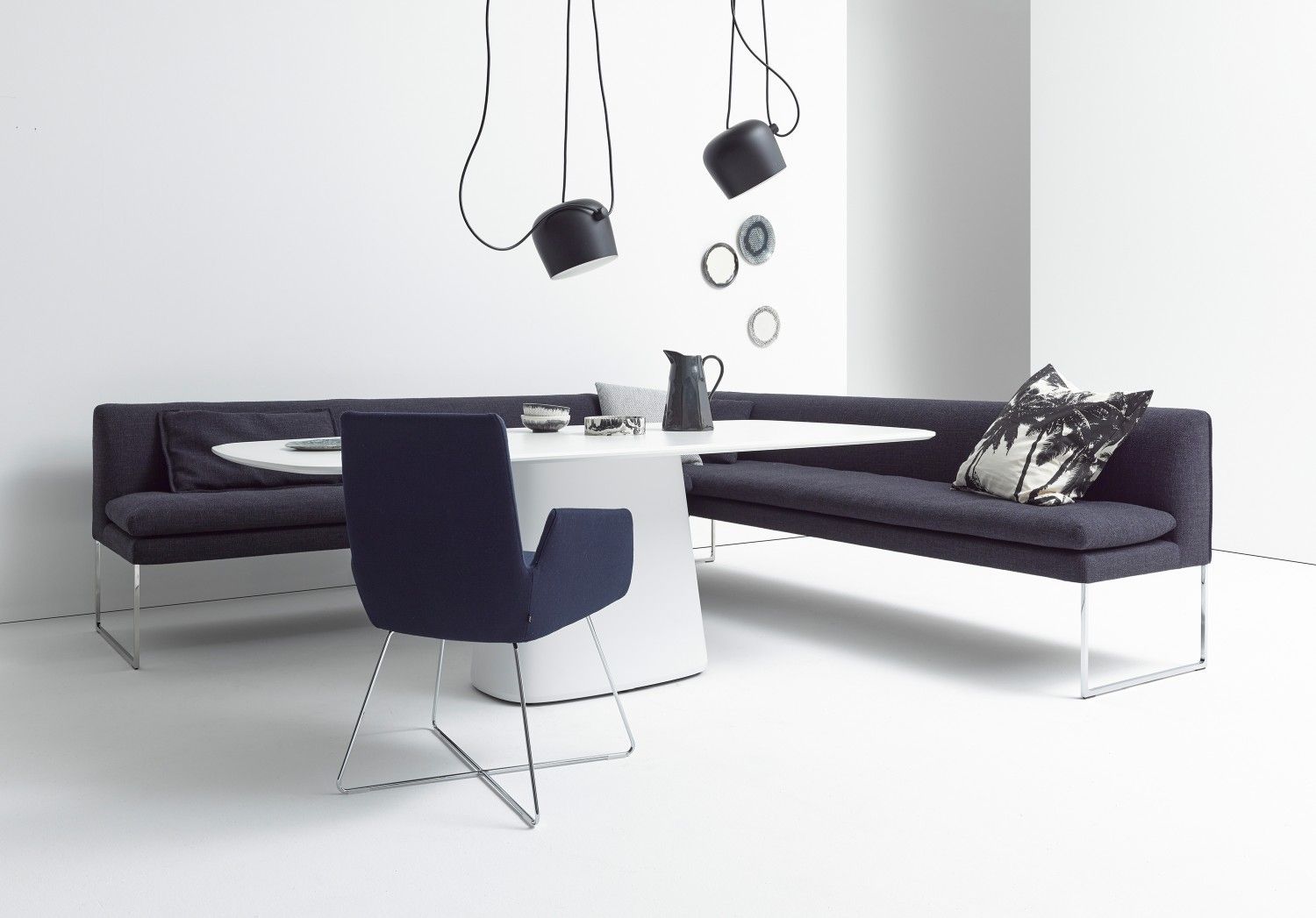 Esszimmer mit Mell Polsterbank, Stuhl, weißem Tisch und Hängelampen. Moderne Sitzbank mit Polsterung.