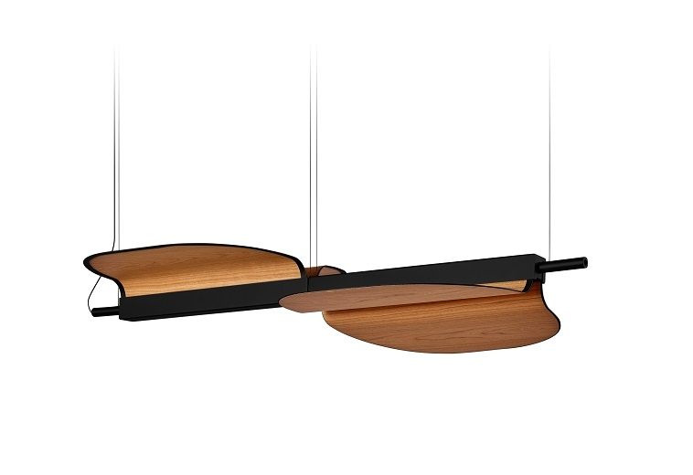 Omma Pendelleuchte von LZF Lamps mit zwei hölzernen Elementen und schwarzem Rahmen. Designlampe für Wohnräume.