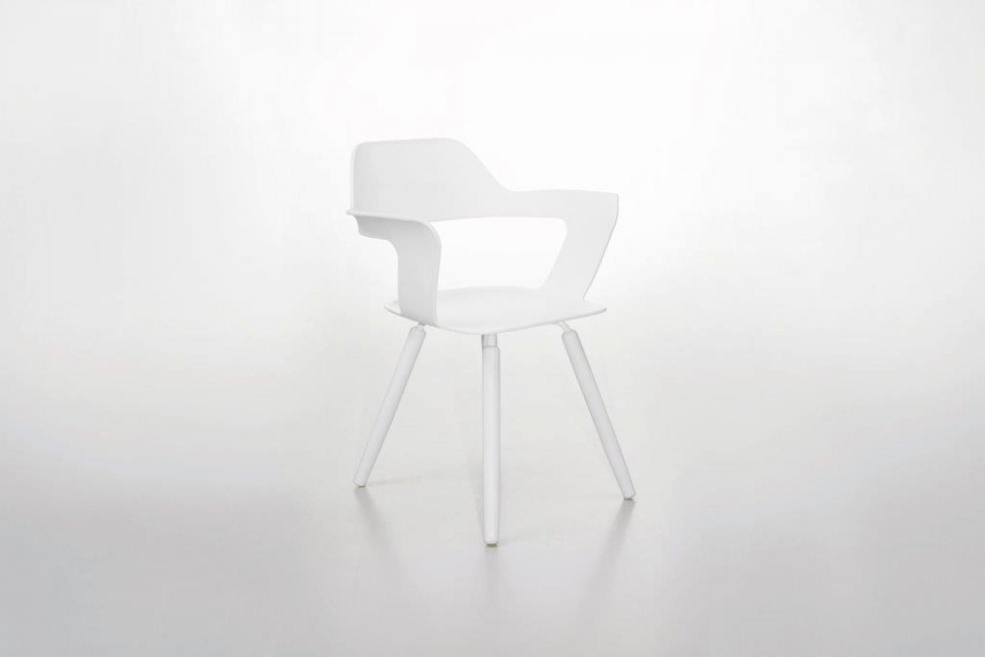 Weißer Muse Chair Stuhl Radius mit Armlehnen und drei Beinen vor hellem Hintergrund.