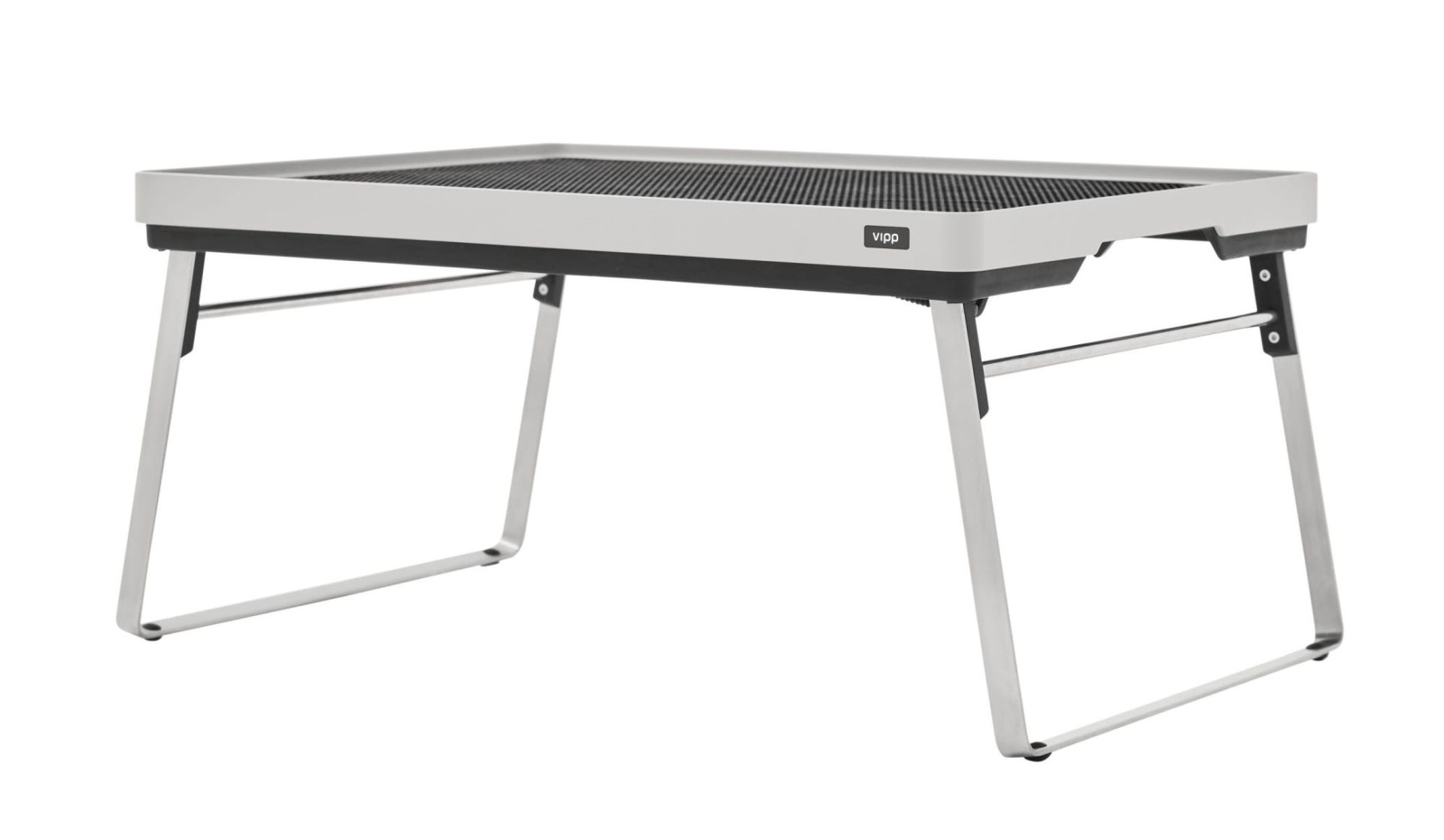Vipp Tray Tisch für den Außenbereich, graue Tischplatte und silbernes Gestell.