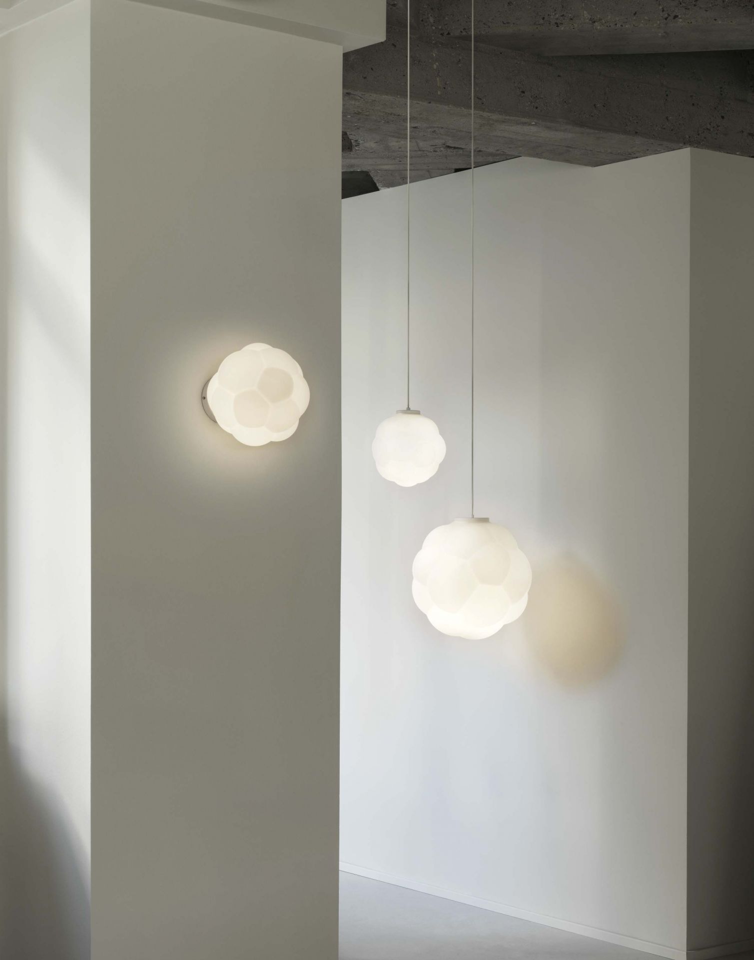Weiße Bubba Pendelleuchte von Normann Copenhagen, modernes Design, sanftes Licht, für Wohnraum und Büro.