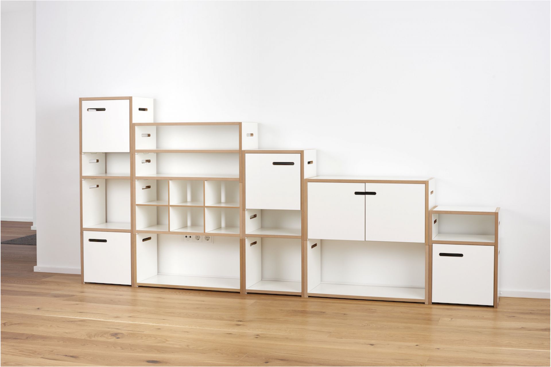 Tojo Halbstark Regalsystem: Modulares, niedriges Regal in Weiß und Holz, vielseitig kombinierbar für modernes Wohnen.