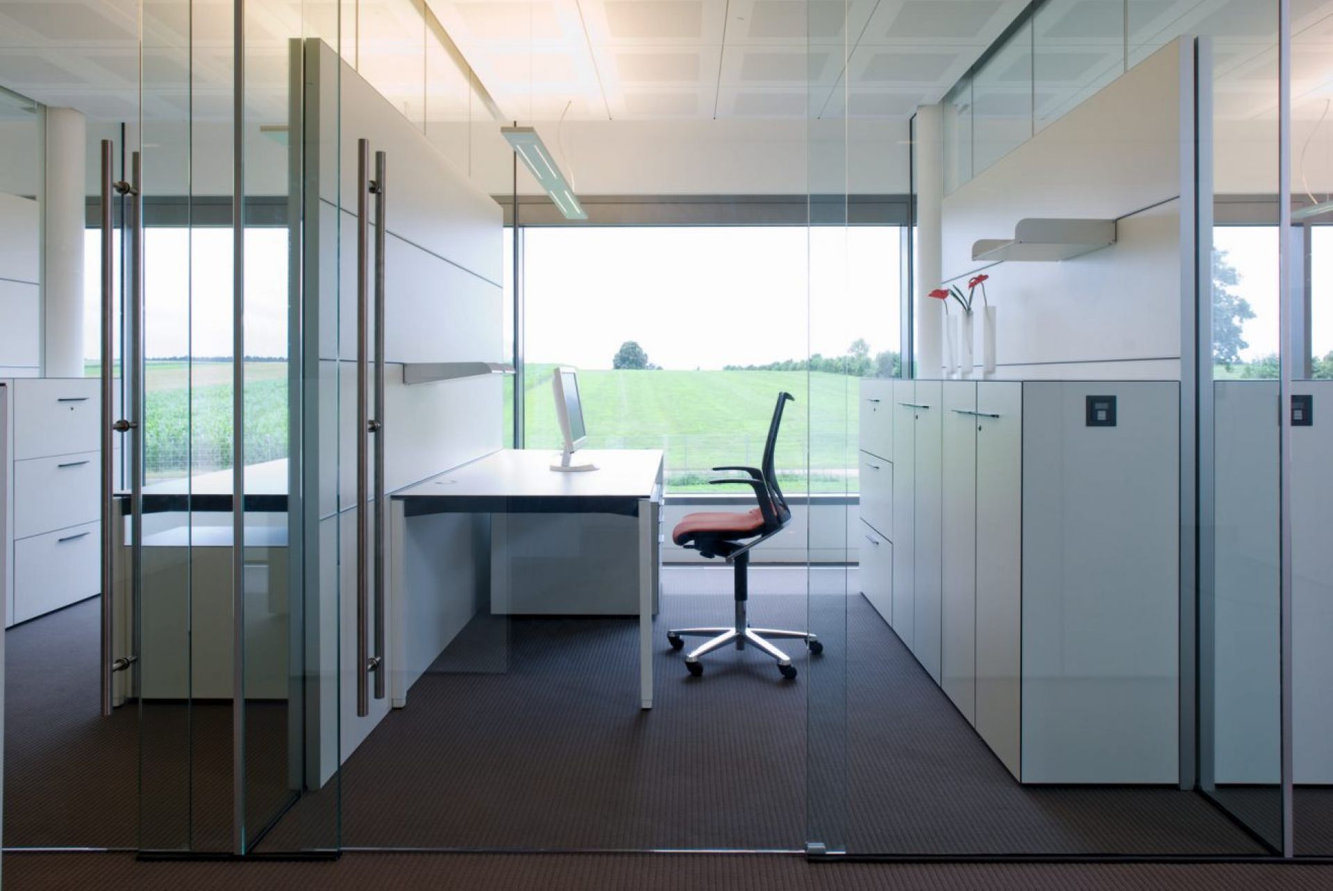 Wilkhahn Modus Drehstuhl mit normal hohem Rücken und Sitzpolster in modernem Büro.