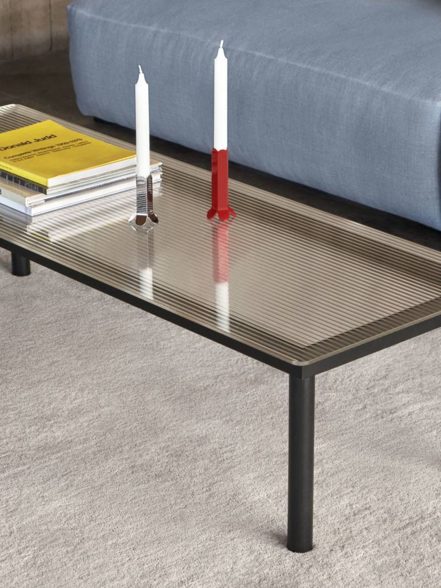 Kofi Couchtisch von Hay, 140x50 cm, mit geriffeltem Glas, Kerzen und Büchern. Moderner Wohnzimmertisch.