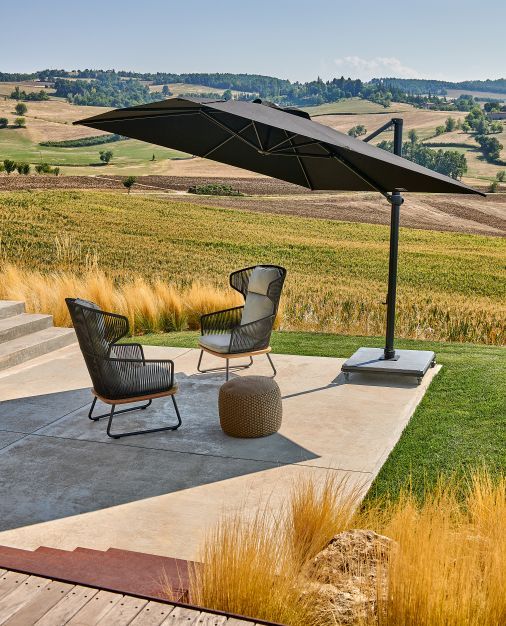 Sandfarbener Weishäupl Pouf Hocker (Medium) für den Innen- und Außenbereich, ideal als Sitzgelegenheit oder Fußablage.