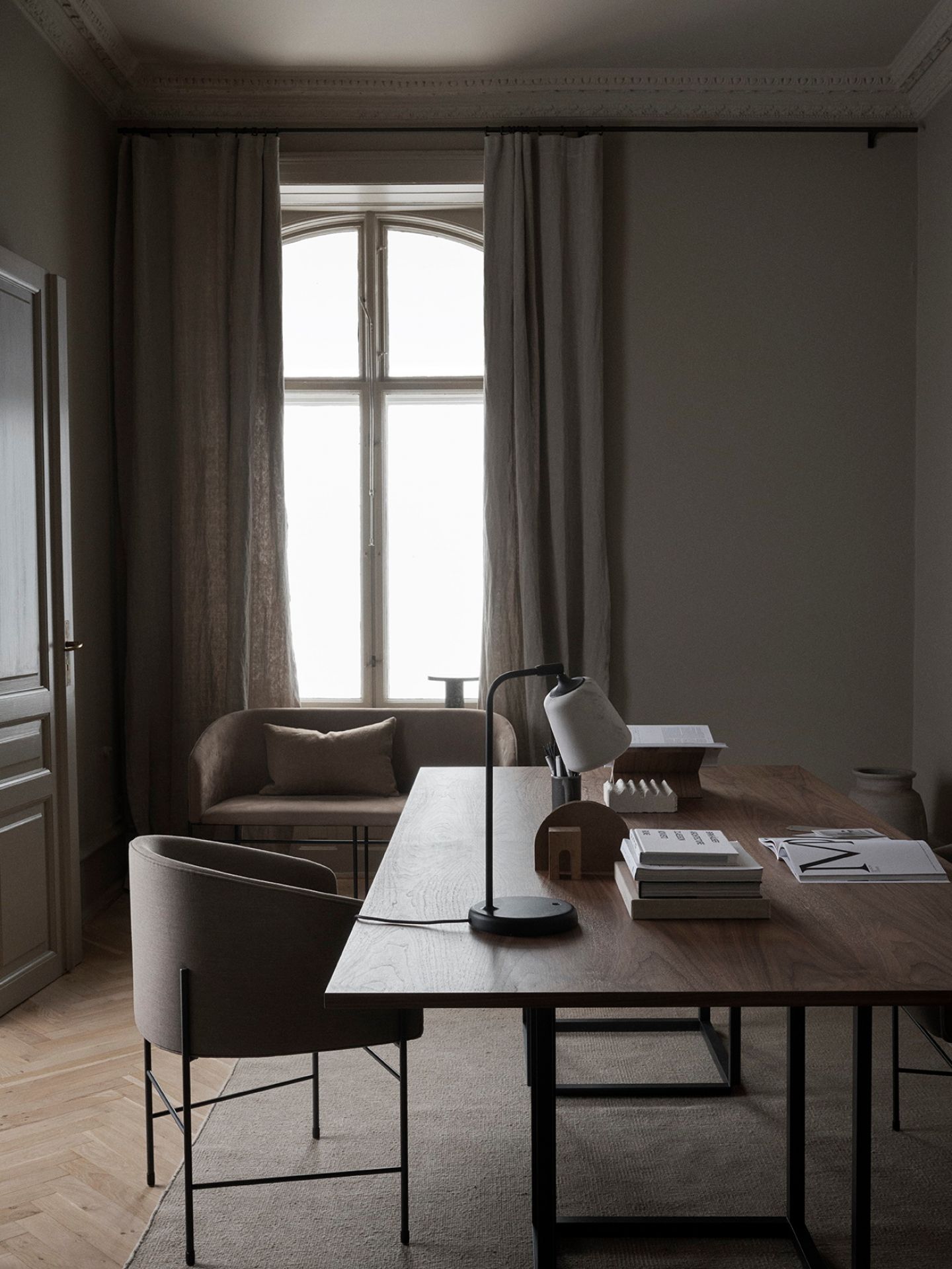 Material Table Lamp "The Black Sheep Edition" von New Works auf einem Schreibtisch.