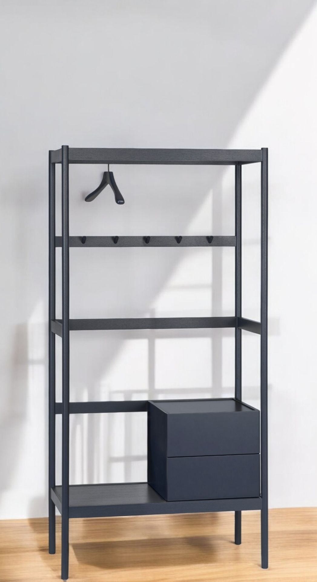 Chester Garderobe von Schönbuch: Offene, moderne Garderobe mit Kleiderstange, Hakenleiste und Schubladenelement in Anthrazit.