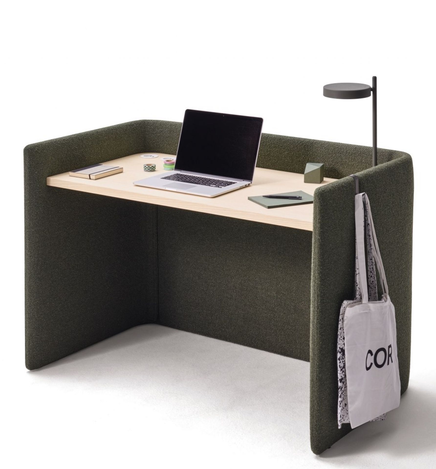 Floater Schreibtisch von Cor mit Laptop, Lampe und Stofftasche. Moderner Arbeitsplatz für Büro und Homeoffice.