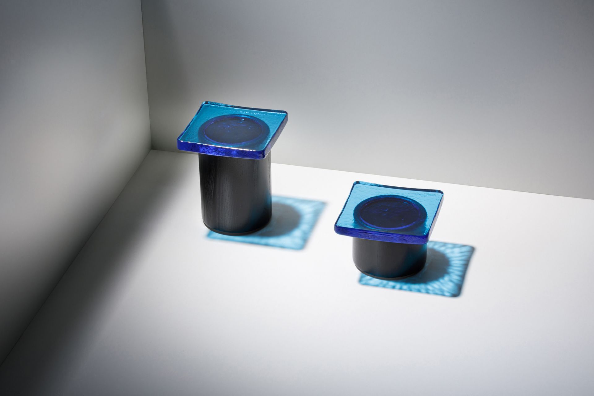 Zwei Pieduccio Schalen mit blauem Glasdeckel, moderne Deko-Objekte für Wohnaccessoires.