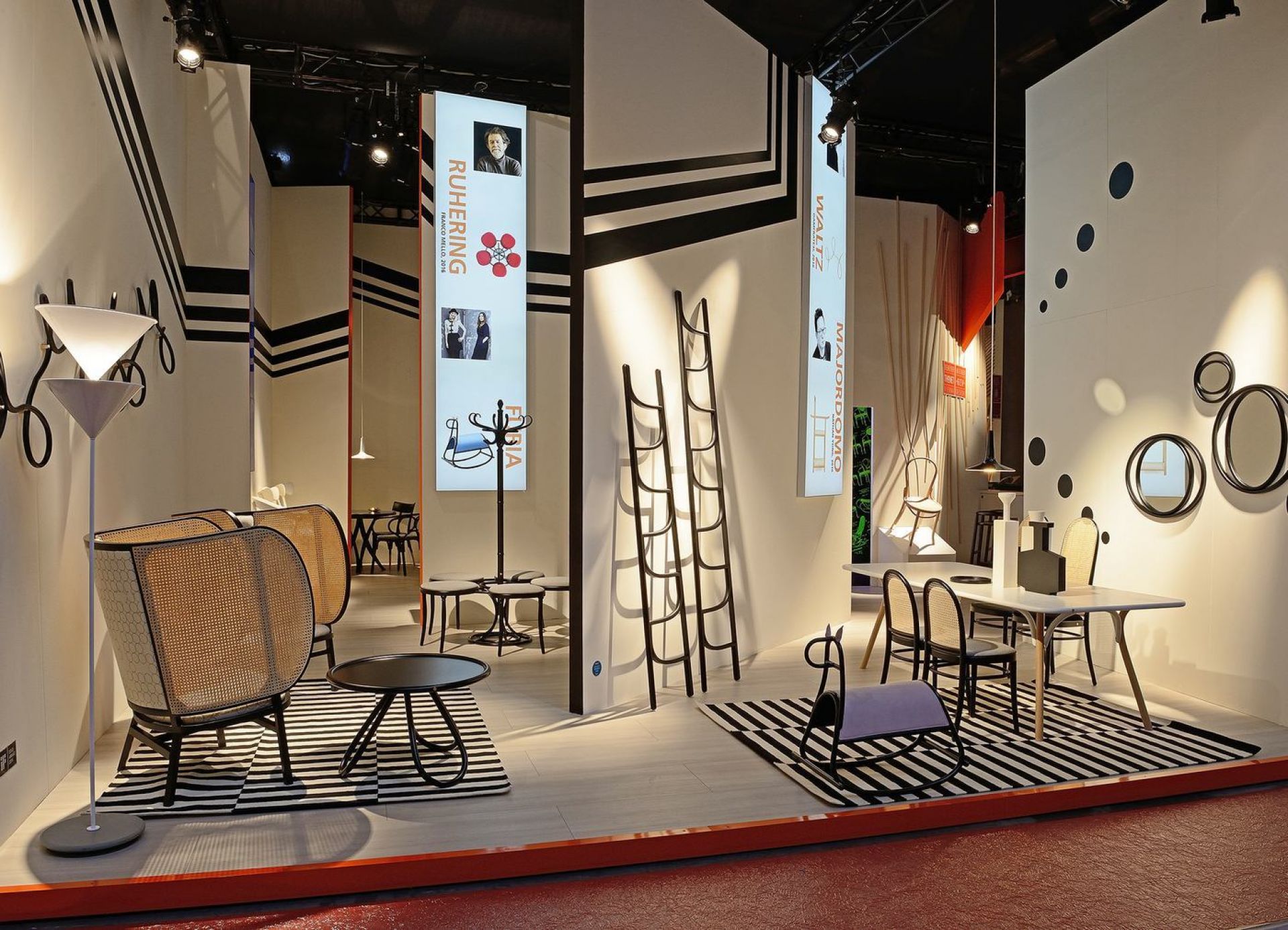 Ausstellungsraum mit Möbeln, darunter ein Furia Schaukelpferd und Wiener GTV Design Stühle.