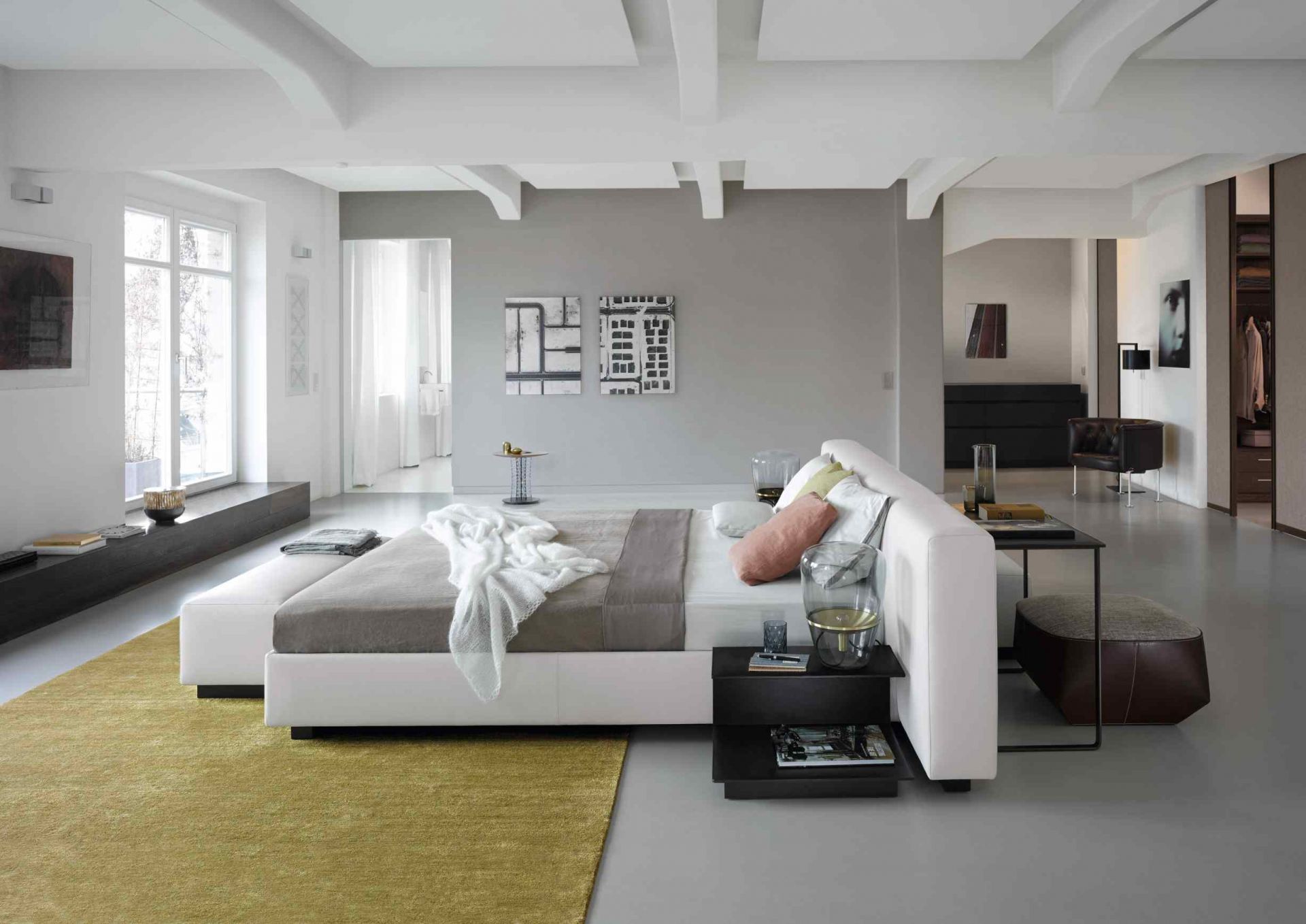 Helles Schlafzimmer mit modernem Bett und Nachttisch, ähnlich der Walter Knoll Yuuto Kollektion.