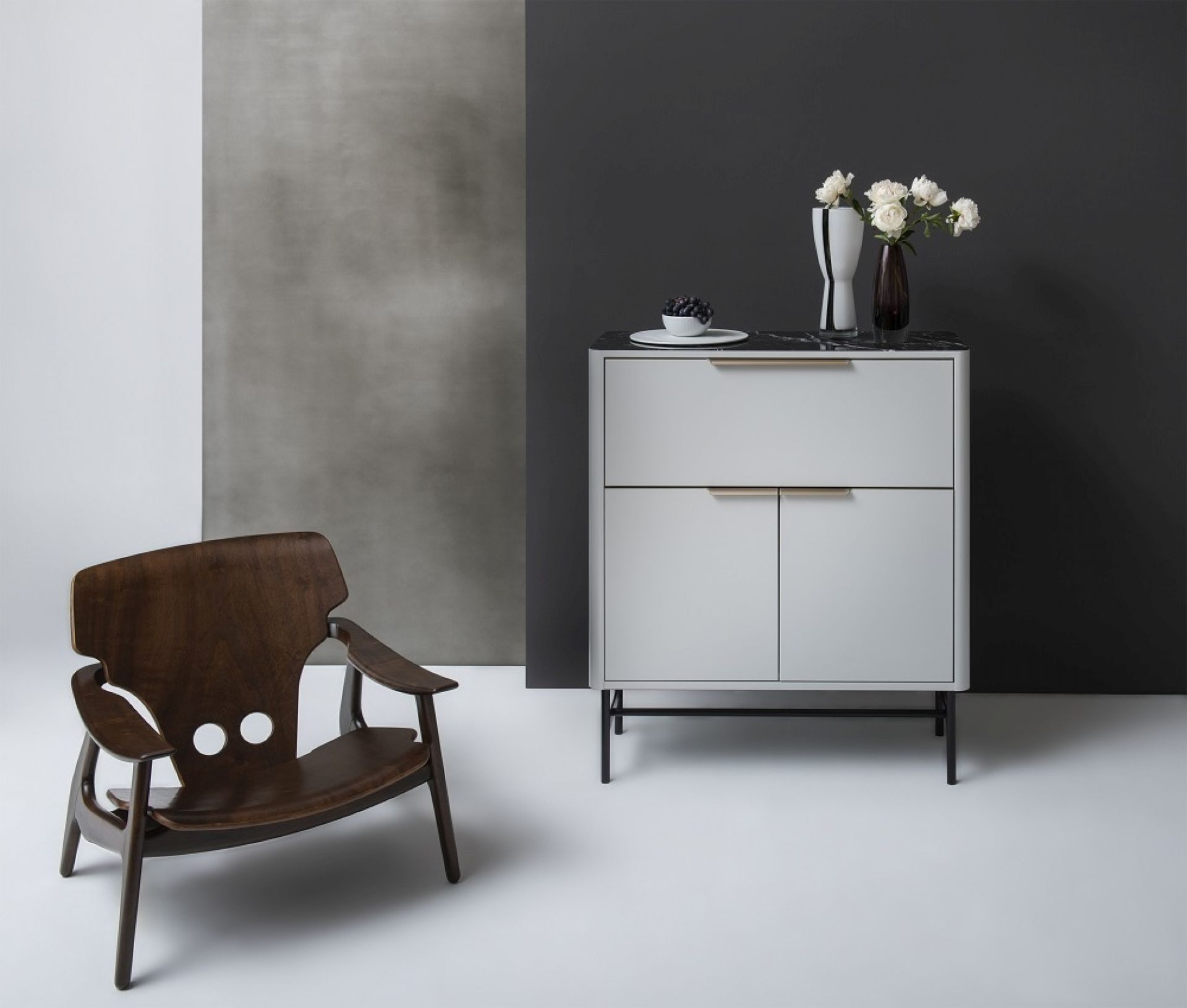 Weißes Sideboard "New Classic Line" von Müller Möbelfabrikation mit Marmorplatte, kombiniert mit modernem Holzstuhl.