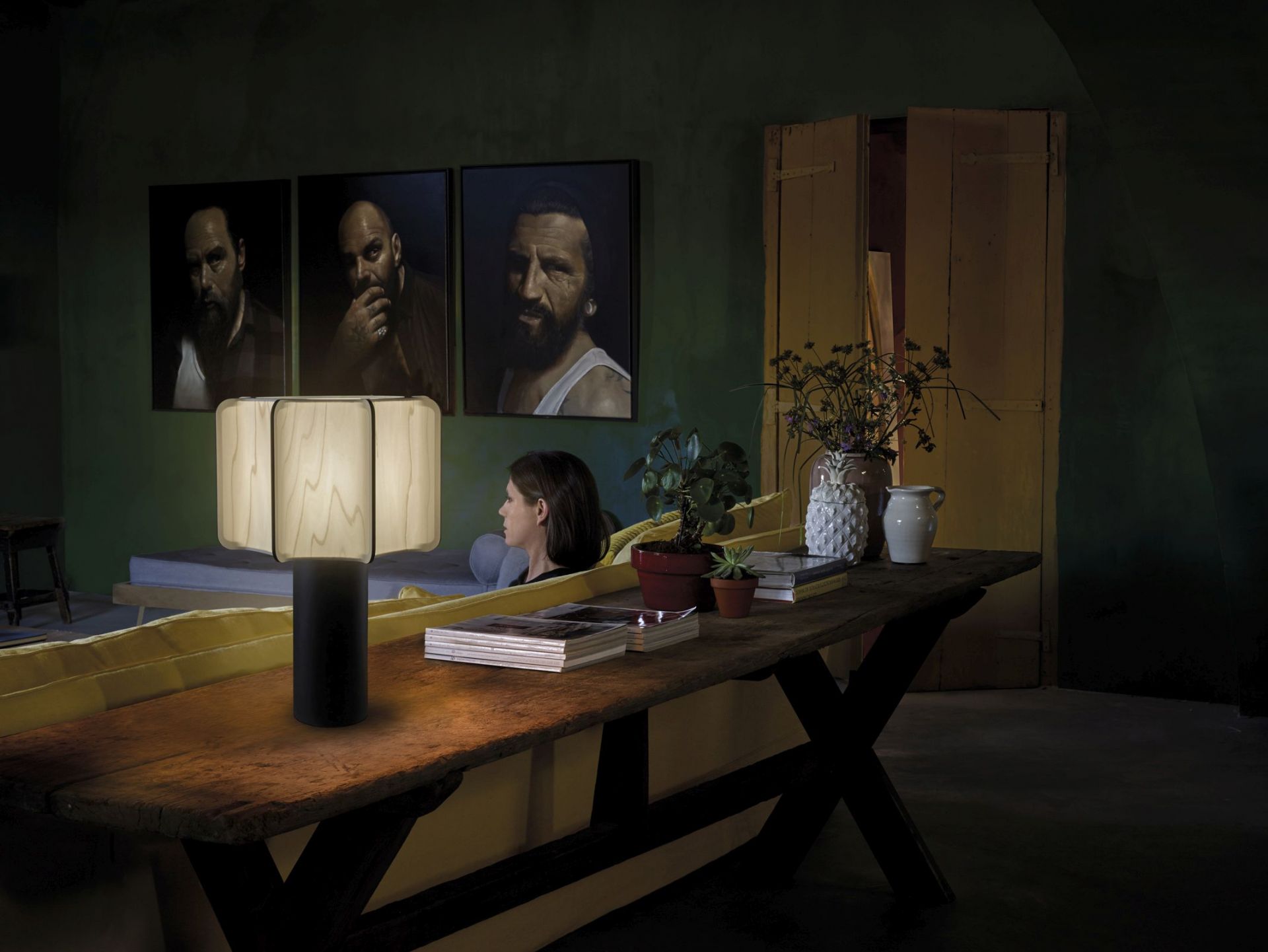 Kactos Tischleuchte von LZF Lamps auf rustikalem Holztisch, modernes Design mit Holzschirm.