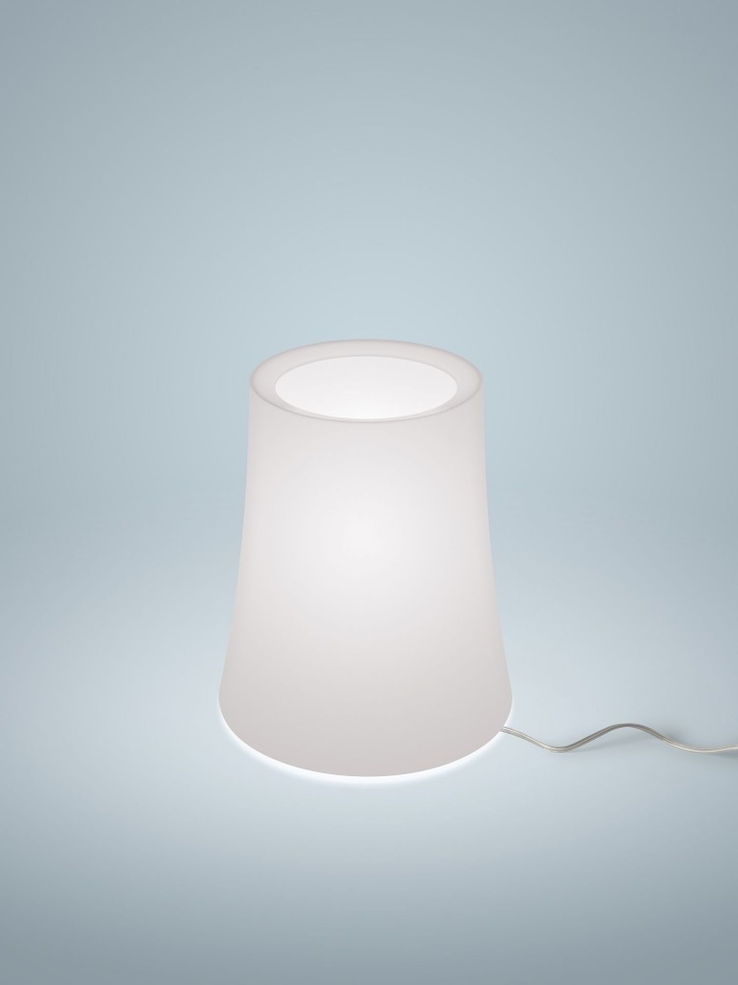 Weiße Birdie Zero Tischleuchte von Foscarini mit sanftem Lichtschein auf hellblauem Hintergrund.