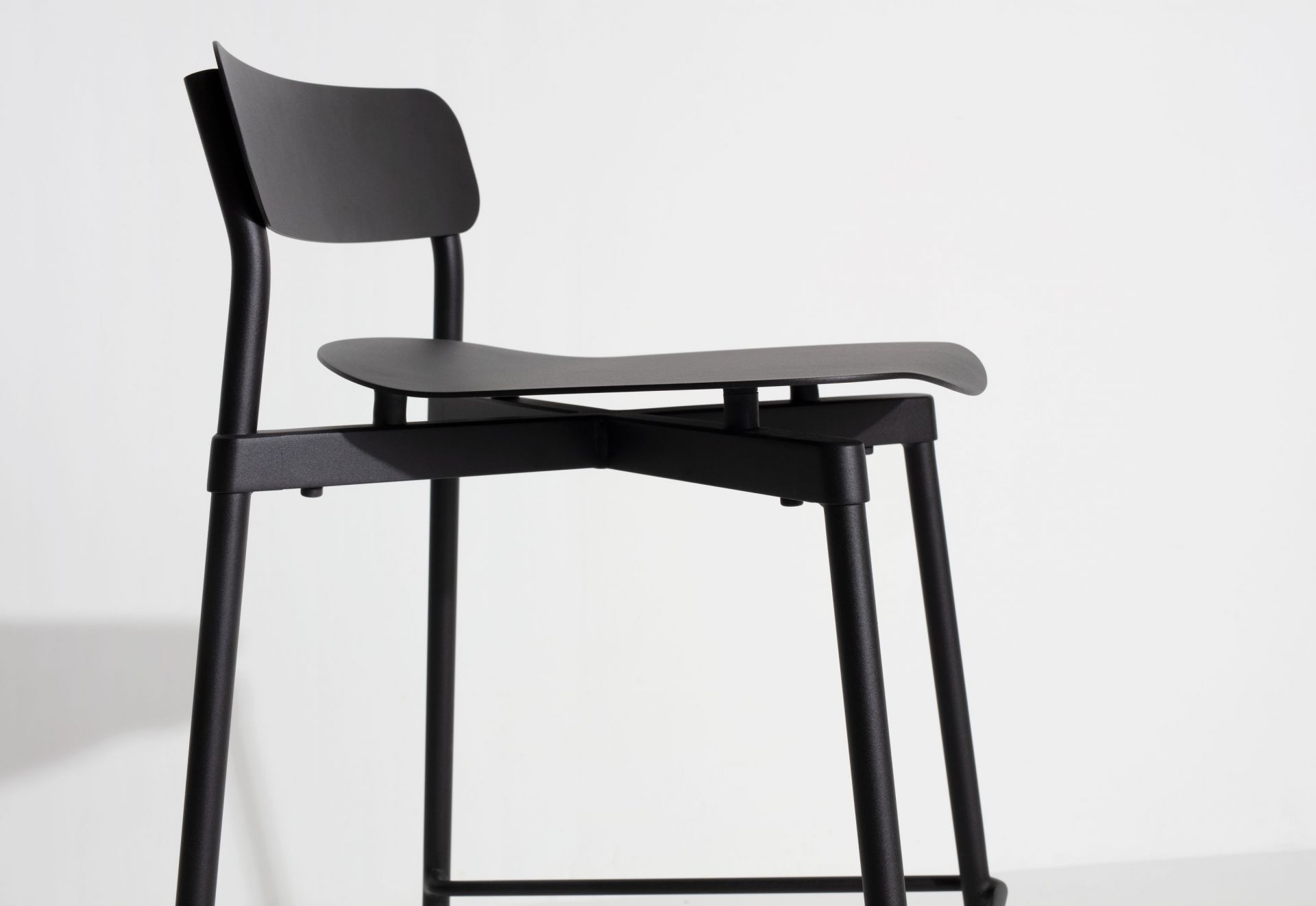 Schwarzer Fromme Barstool Barhocker von Petite Friture, H 65 cm, modernes Design für Küche und Bar.