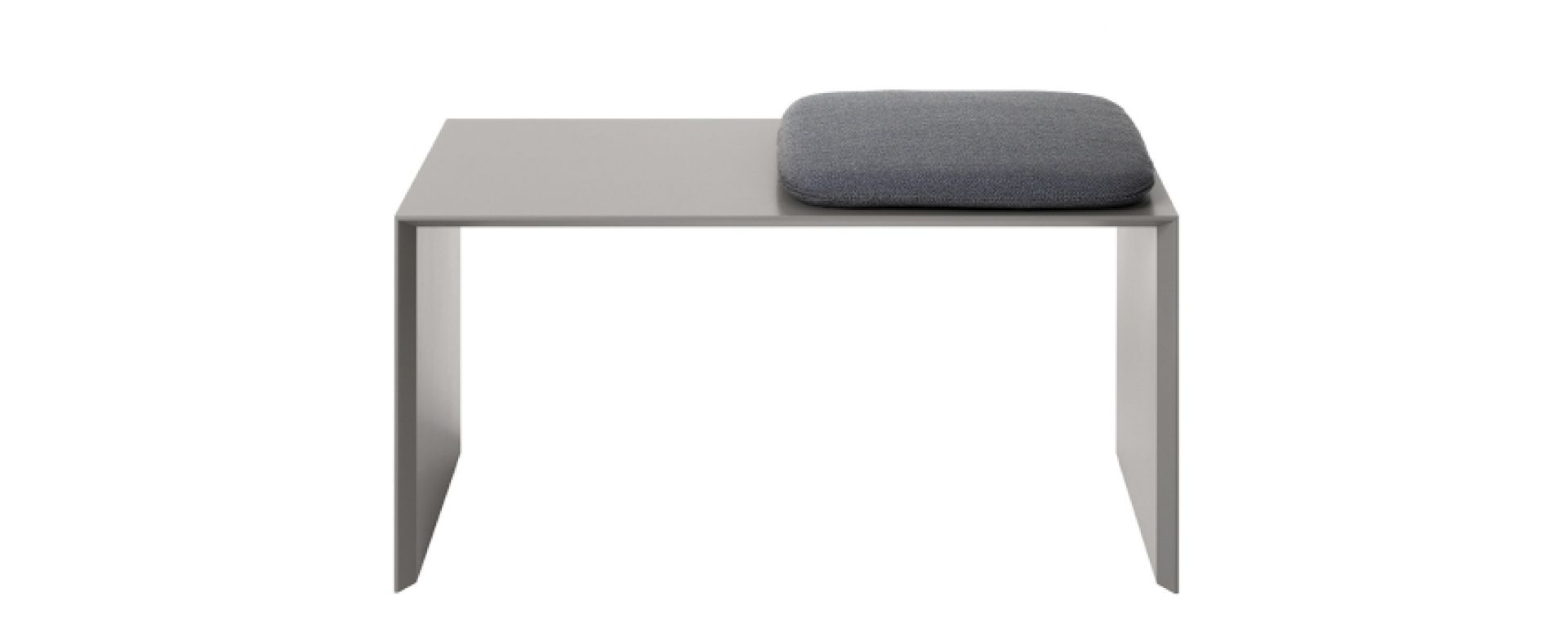 Schönbuch Add On Sitzbank, 120 cm breit, in Grau mit gepolstertem Sitzkissen. Modernes Möbelstück.