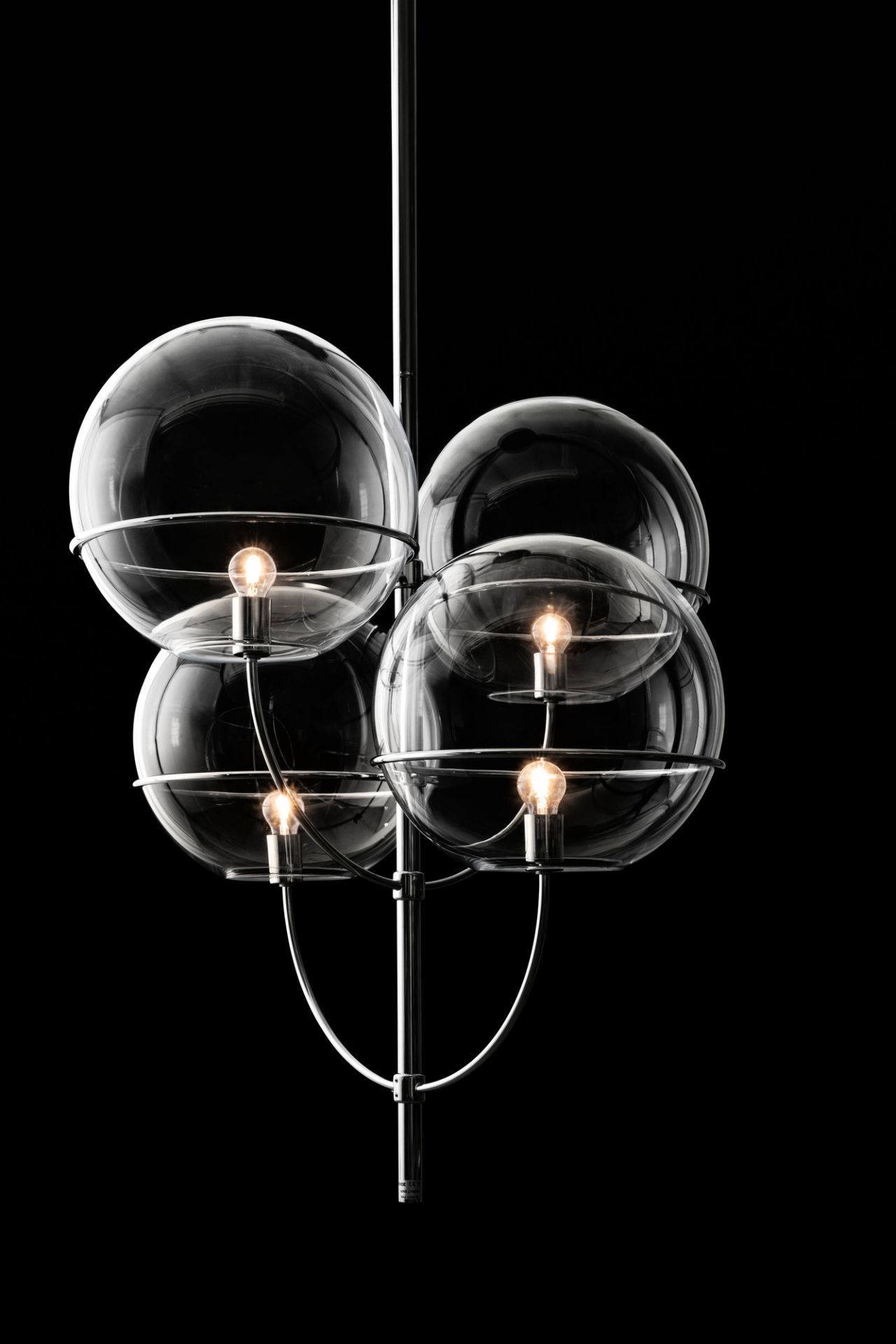 Lyndon Pendelleuchte von Oluce: Moderne Hängelampe mit vier transparenten Glaskugeln und Chromgestell.