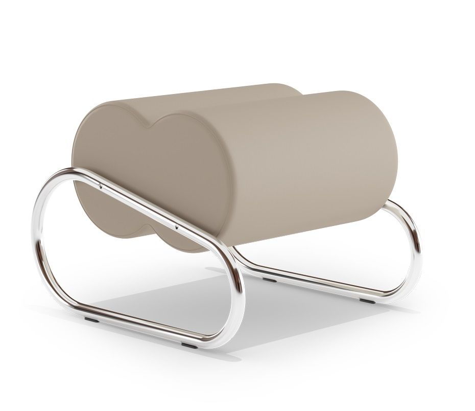 Beiger Fave Footstool Hocker von NORR11 mit verchromtem Metallgestell auf weißem Hintergrund.