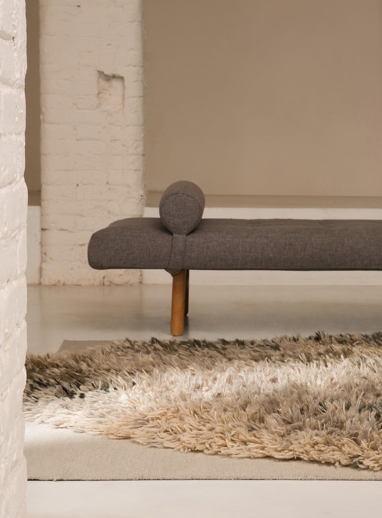 Detailaufnahme des Alga Rug Teppichs von Nanimarquina, ein flauschiger Teppich in Beige- und Brauntönen.