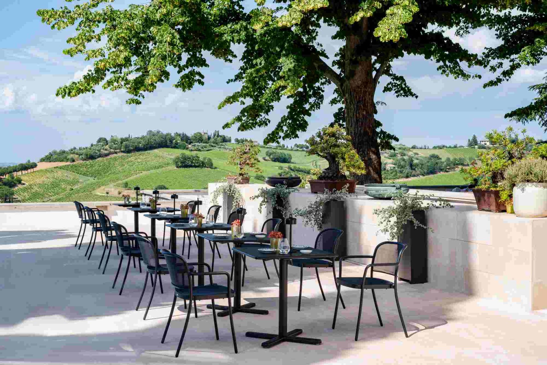 Café Armchair Armlehnen Stuhl von Emu für den Außenbereich auf einer Terrasse mit Ausblick.