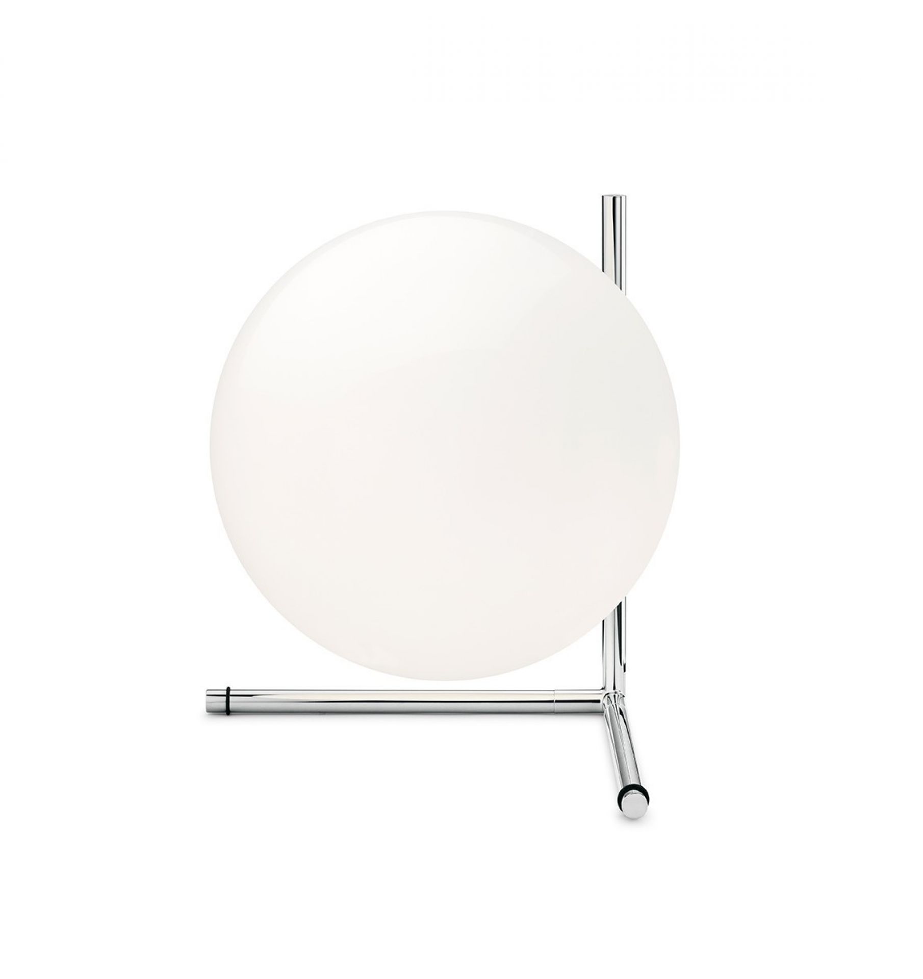 IC Lights T2 Tischleuchte von Flos in Chrom mit runder, opalweißer Glaskugel.