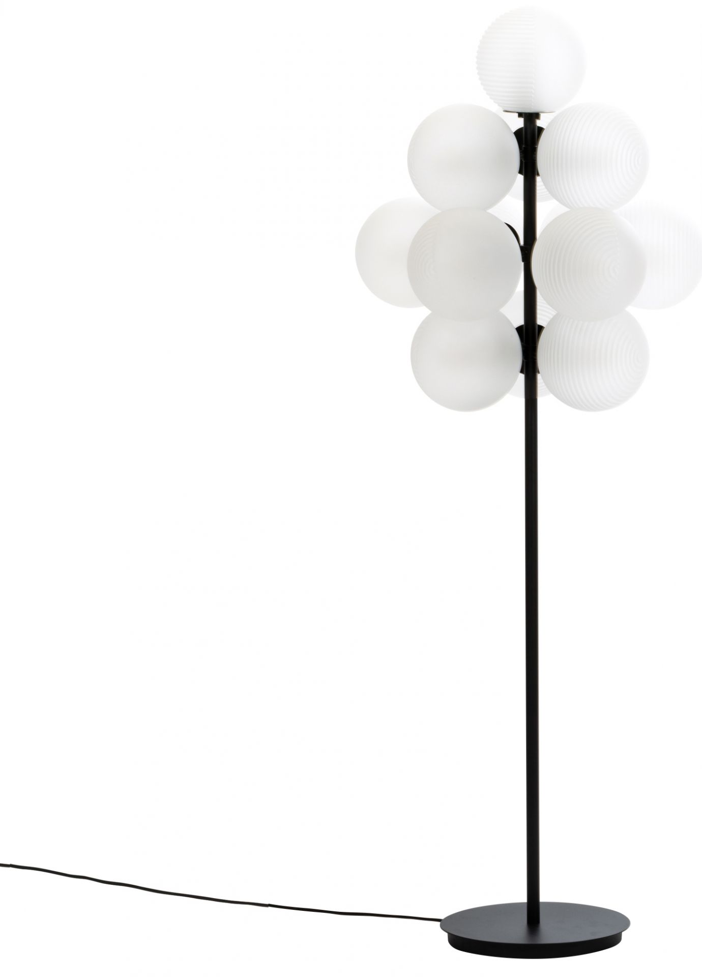 Stellar Grape Stehleuchte von Pulpo, transparent-schwarzes Gestell mit weißen Kugeln. Designlampe für Wohnzimmer.