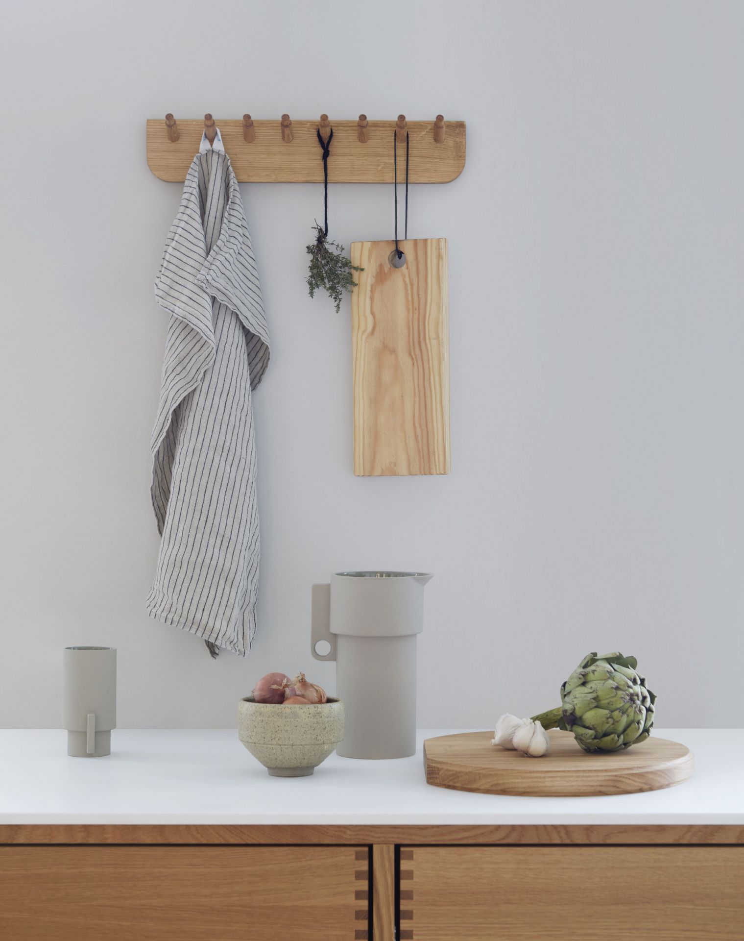 Echo Garderobenleiste aus Eiche, schwarz gebeizt von Form & Refine mit Handtuch, Kräutern und Schneidebrett.