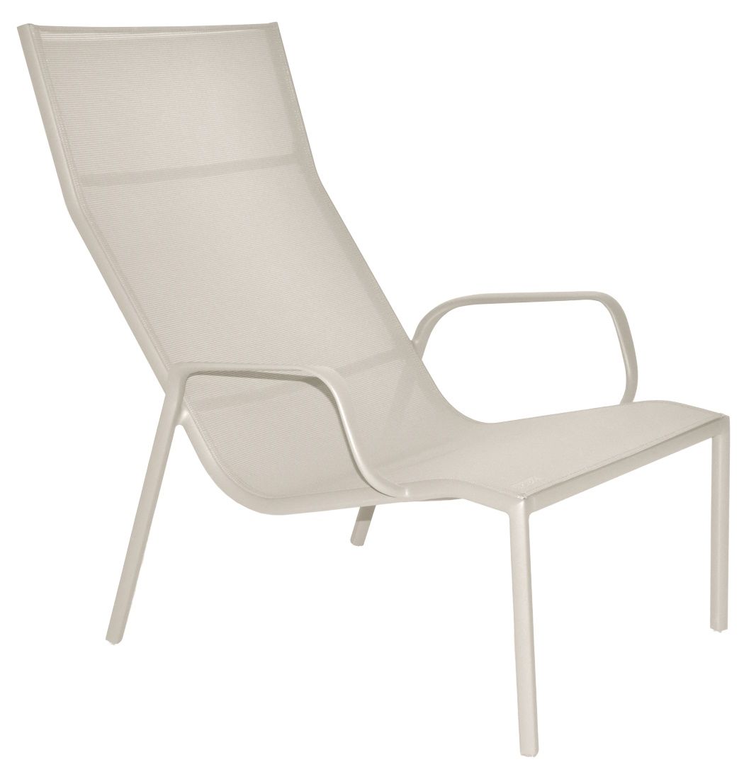 Cadiz Lounge Sessel von Fermob, Outdoor Möbel aus Metall und Textil in Beige.