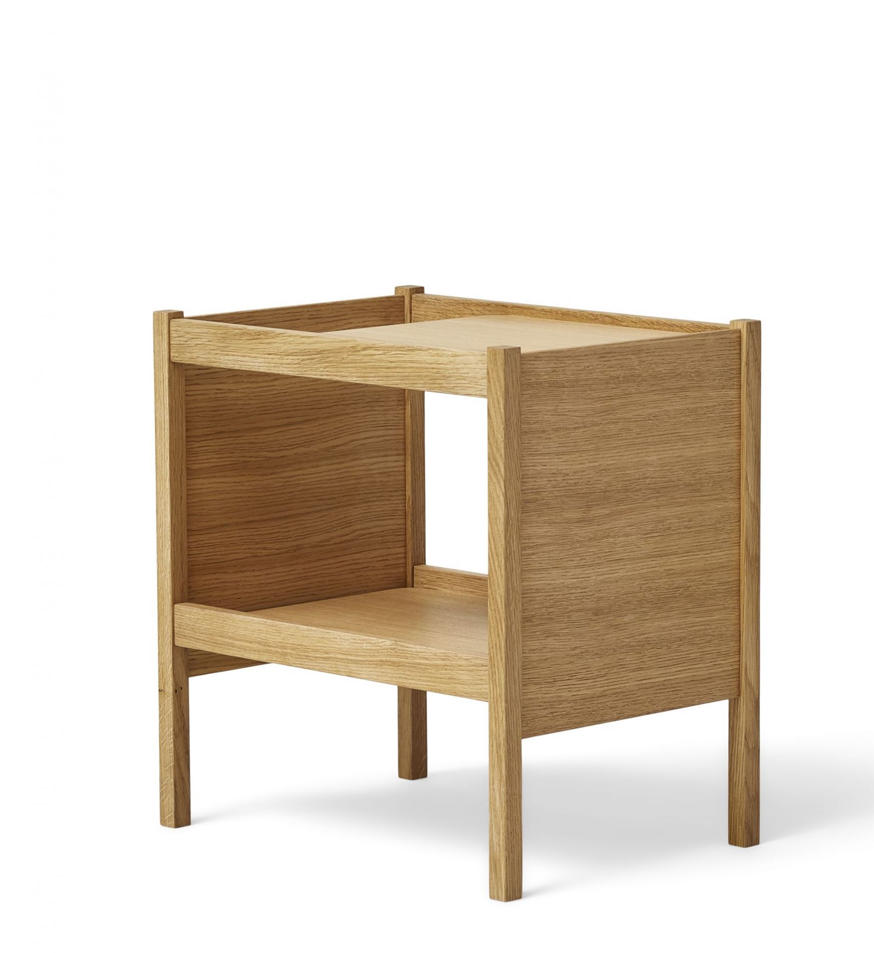 Journal Beistelltisch von Form & Refine aus Eiche, Nachttisch mit Ablage, modernes Design.