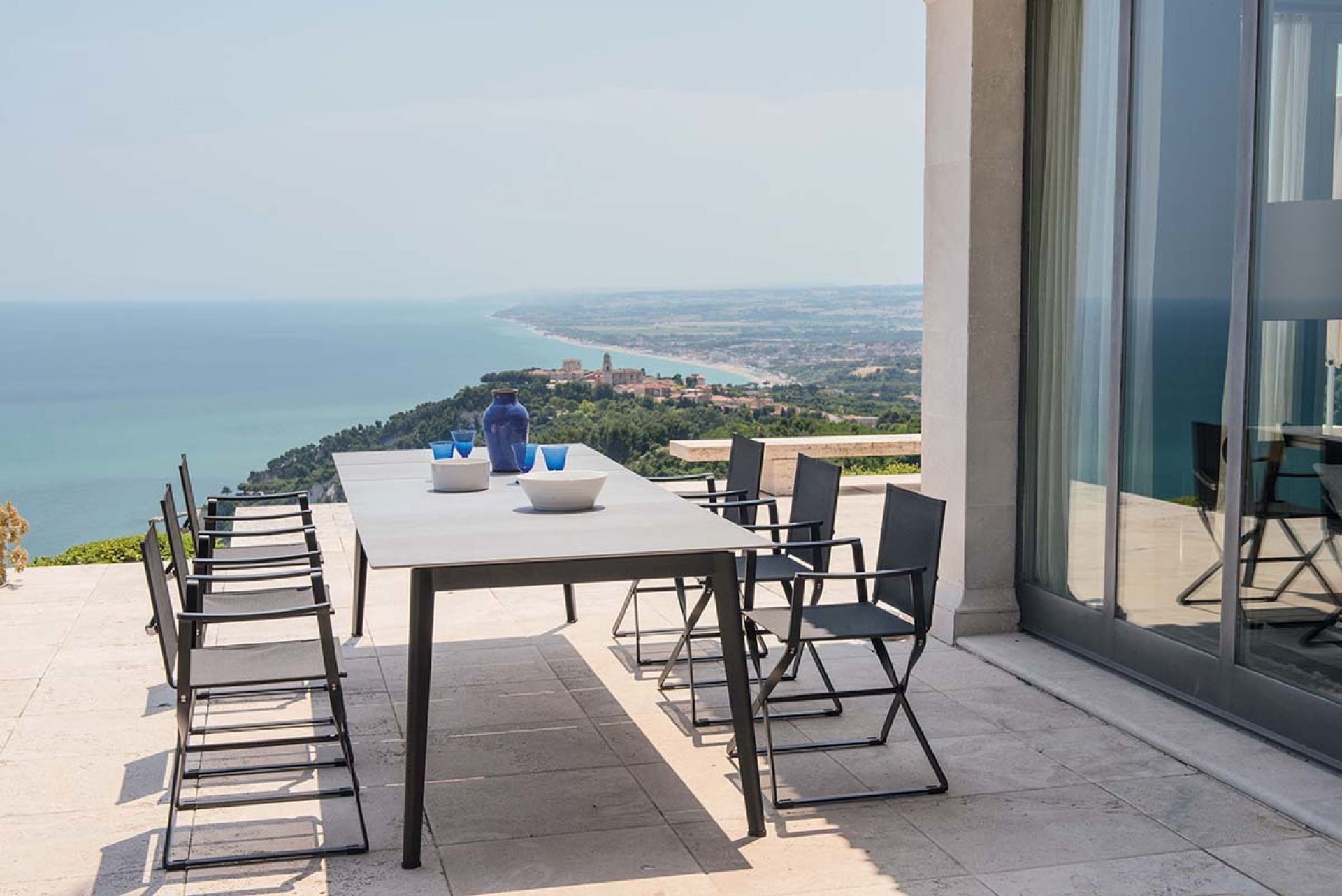 Ciak Regiestuhl von Emu, weiße Outdoor-Möbel auf einer Terrasse mit Meerblick. Gartenstuhl für den Außenbereich.