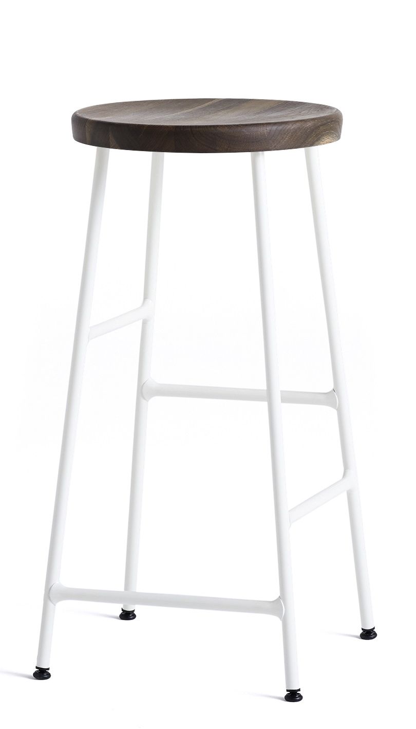 Cornet Bar Stool Low: Cremeweißer Hocker mit geräucherter Eichenholz-Sitzfläche, ideal für Küche und Bar.