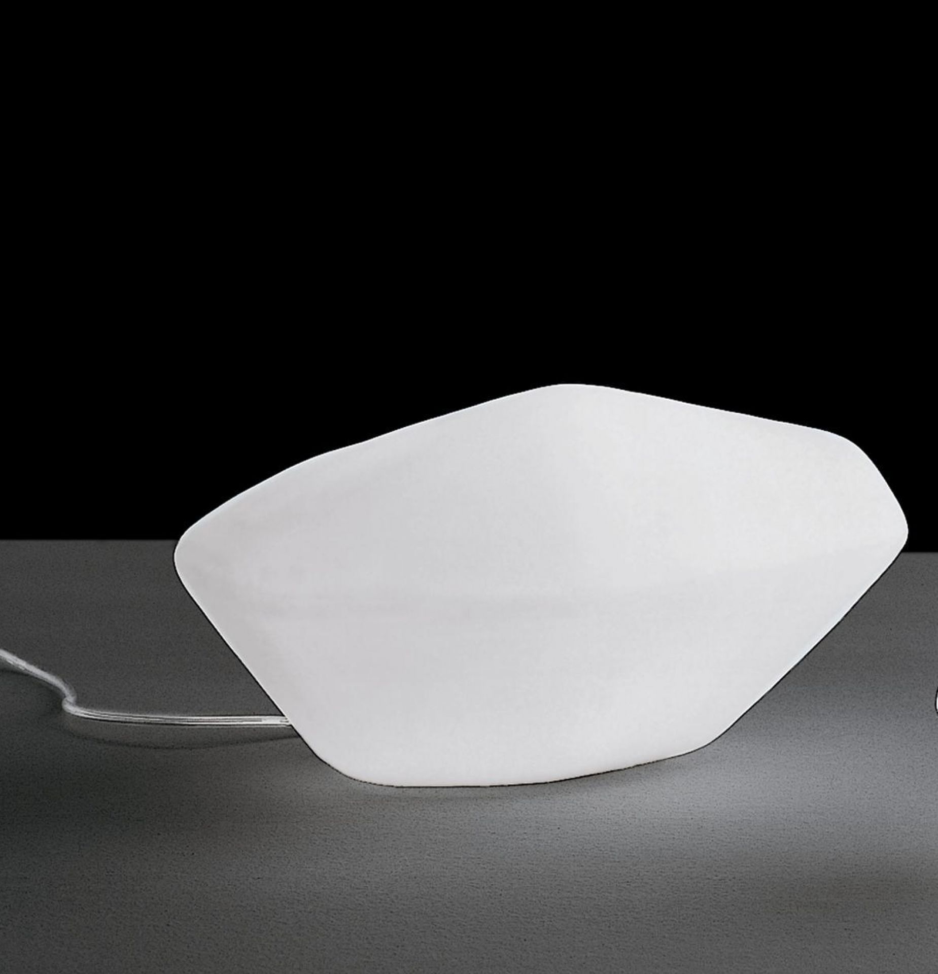 Weiße Stone of Glass Bodenleuchte von Oluce, 15 cm hoch, für den Außenbereich.