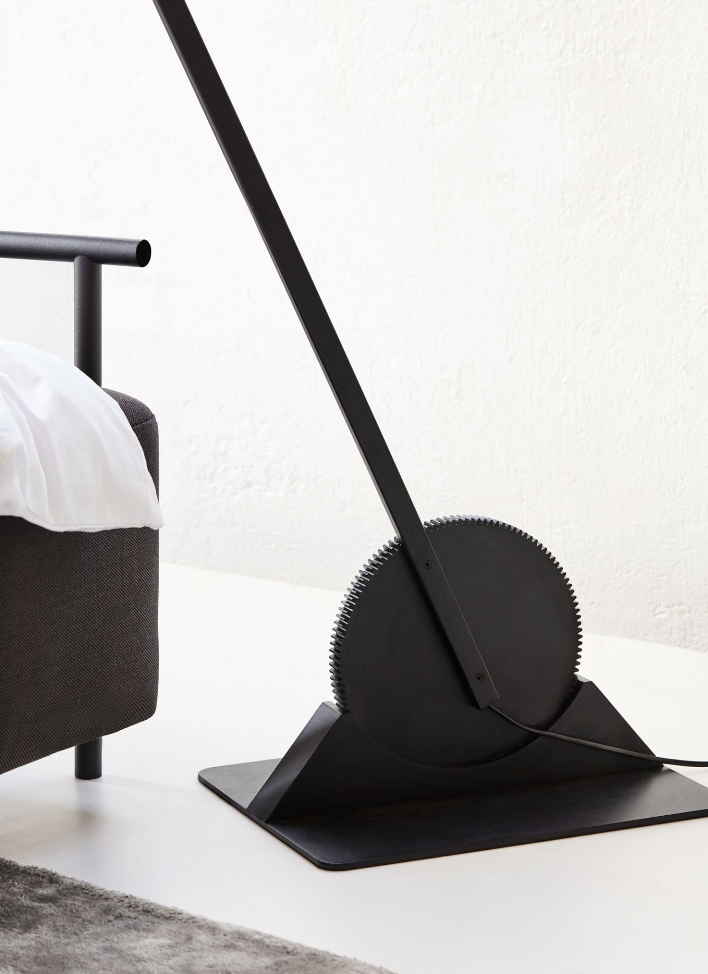 Detailaufnahme der Northern Gear Floor Stehleuchte in Schwarz, modernes Design für Wohnzimmer und Büro.