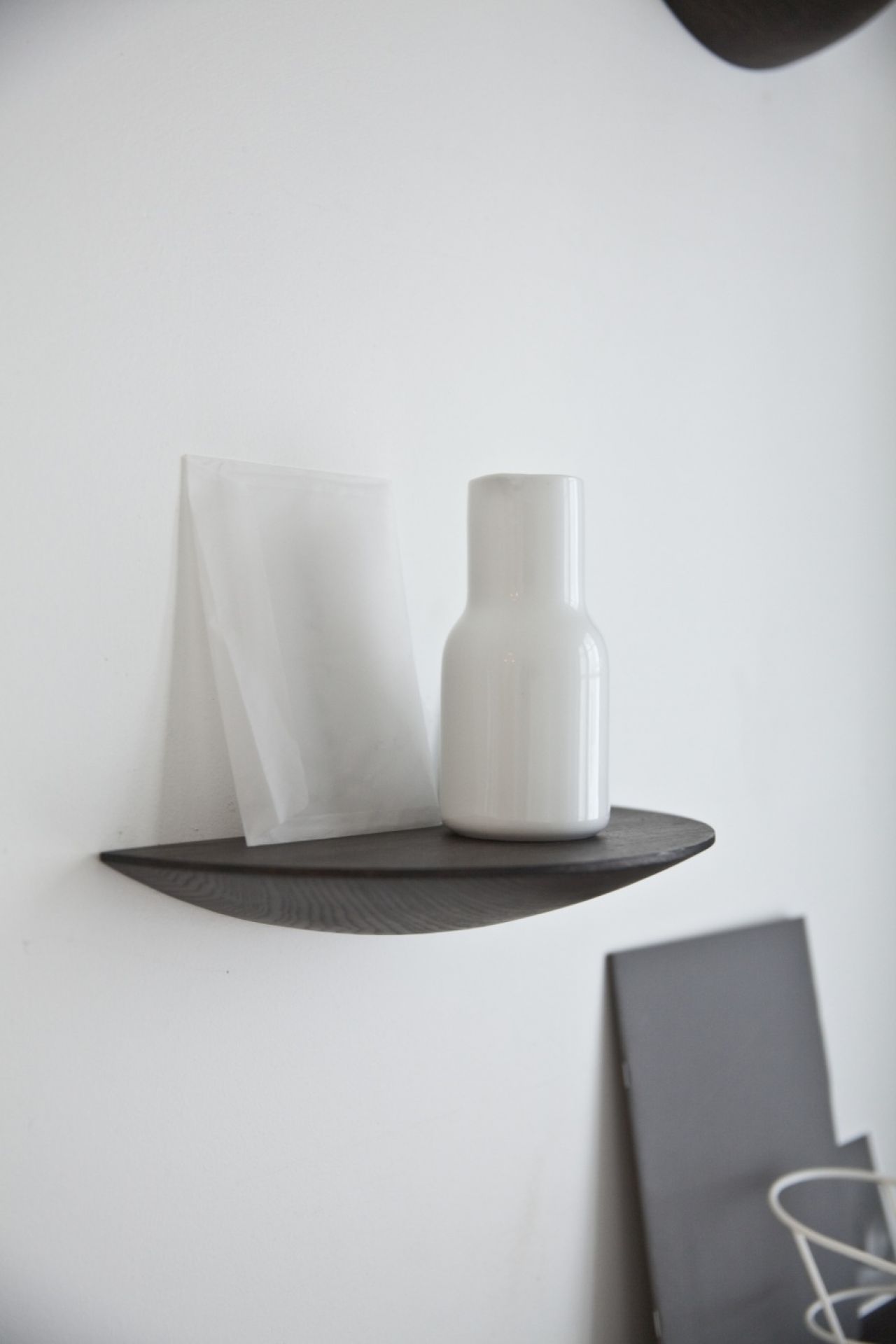 Gridy Fungi Shelf, Medium, Audo. Dunkel gebeiztes Eichenholz Regal mit weißer Vase. Wandregal.