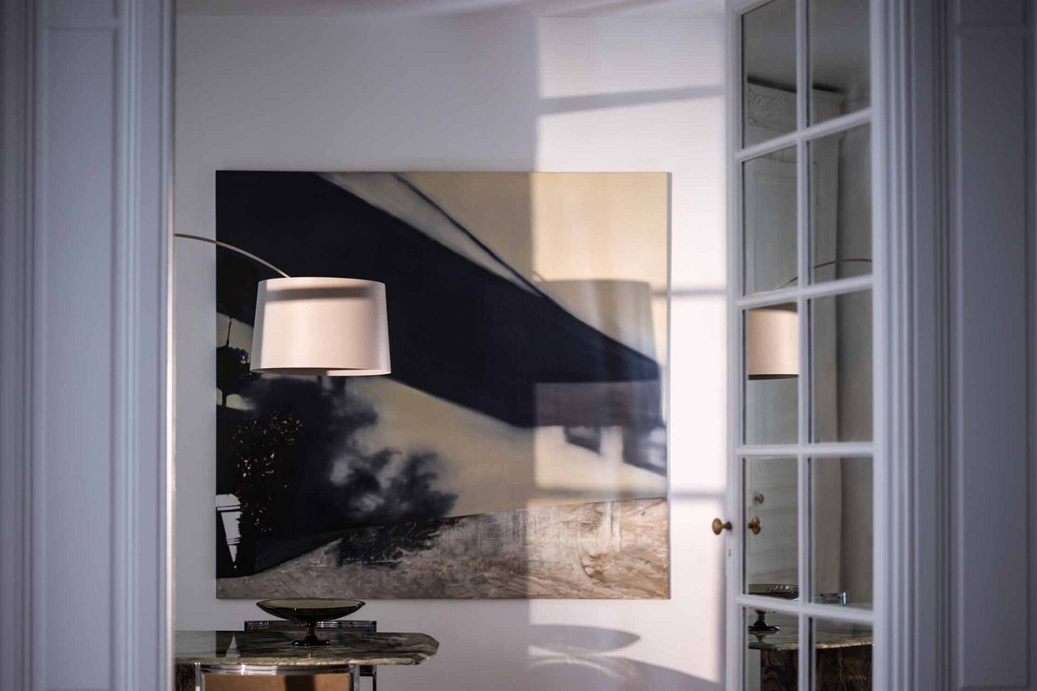 Nahaufnahme der Twiggy LED Stehleuchte von Foscarini, die ein modernes Wohnzimmer beleuchtet.