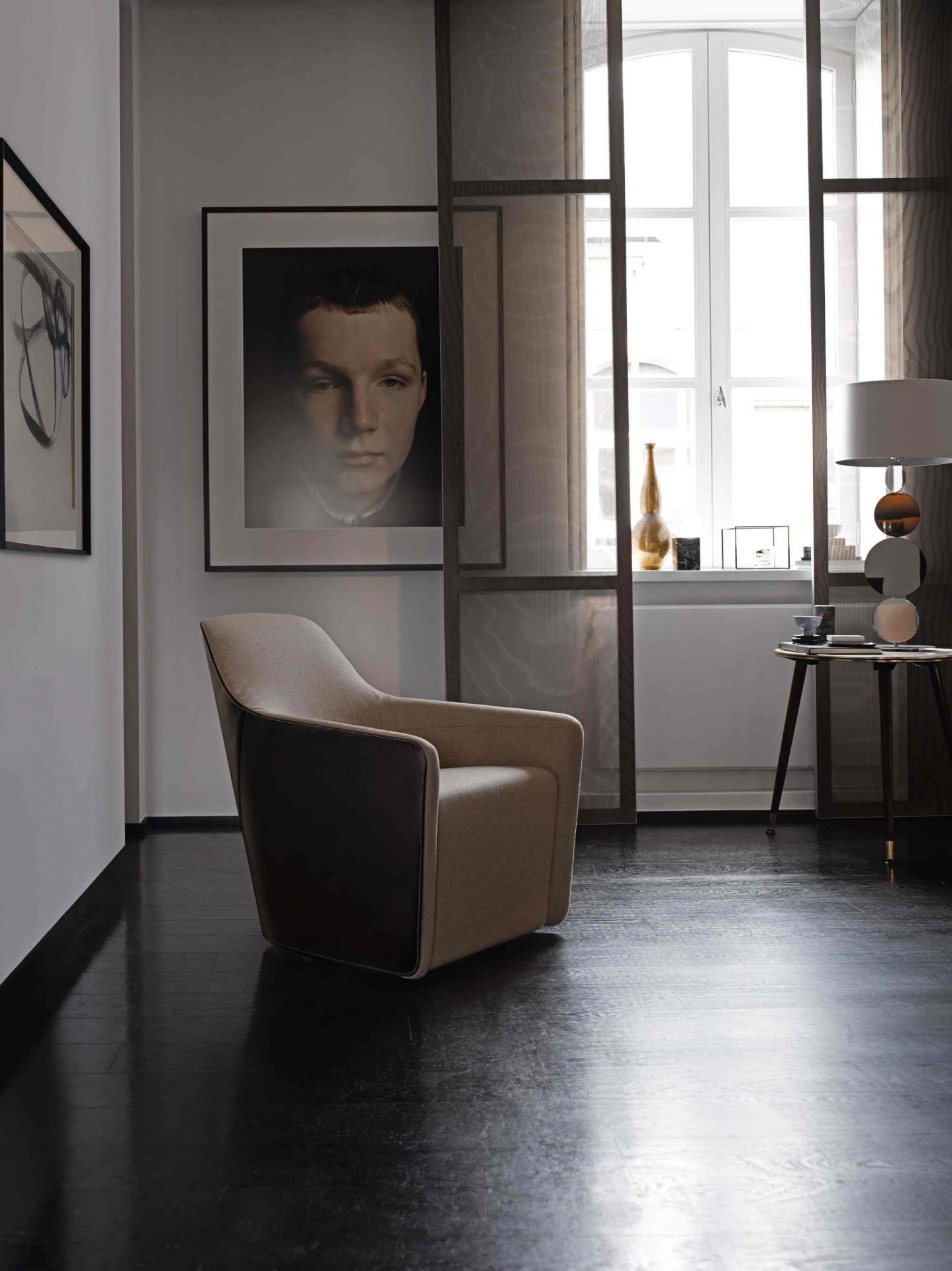 Beiger 520 Foster Sessel von Walter Knoll mit dunklen Akzenten auf dunklem Holzboden.